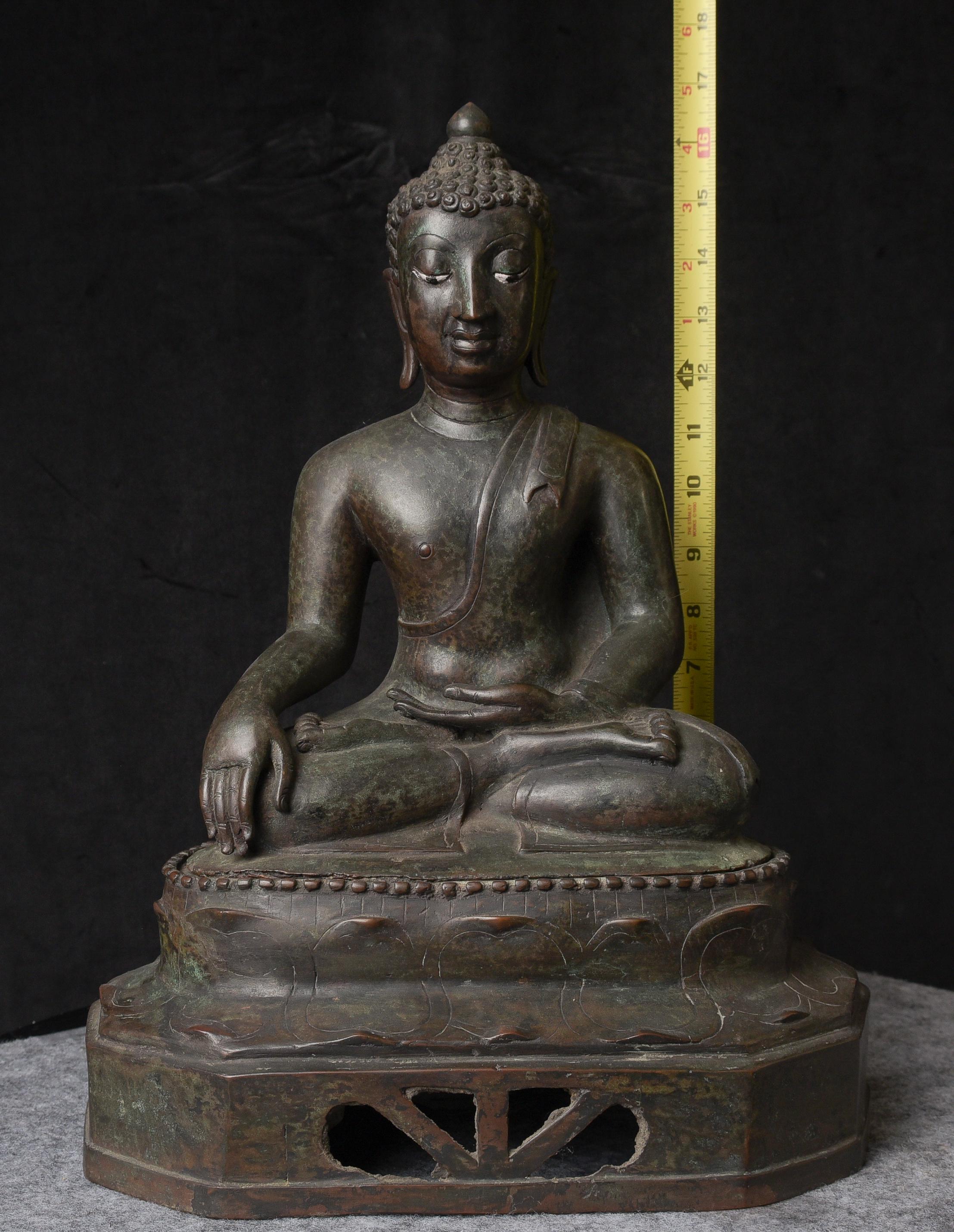 Bouddha en bronze Sukothai 15e-18e siècle. Grande taille avec une hauteur totale de 16,25