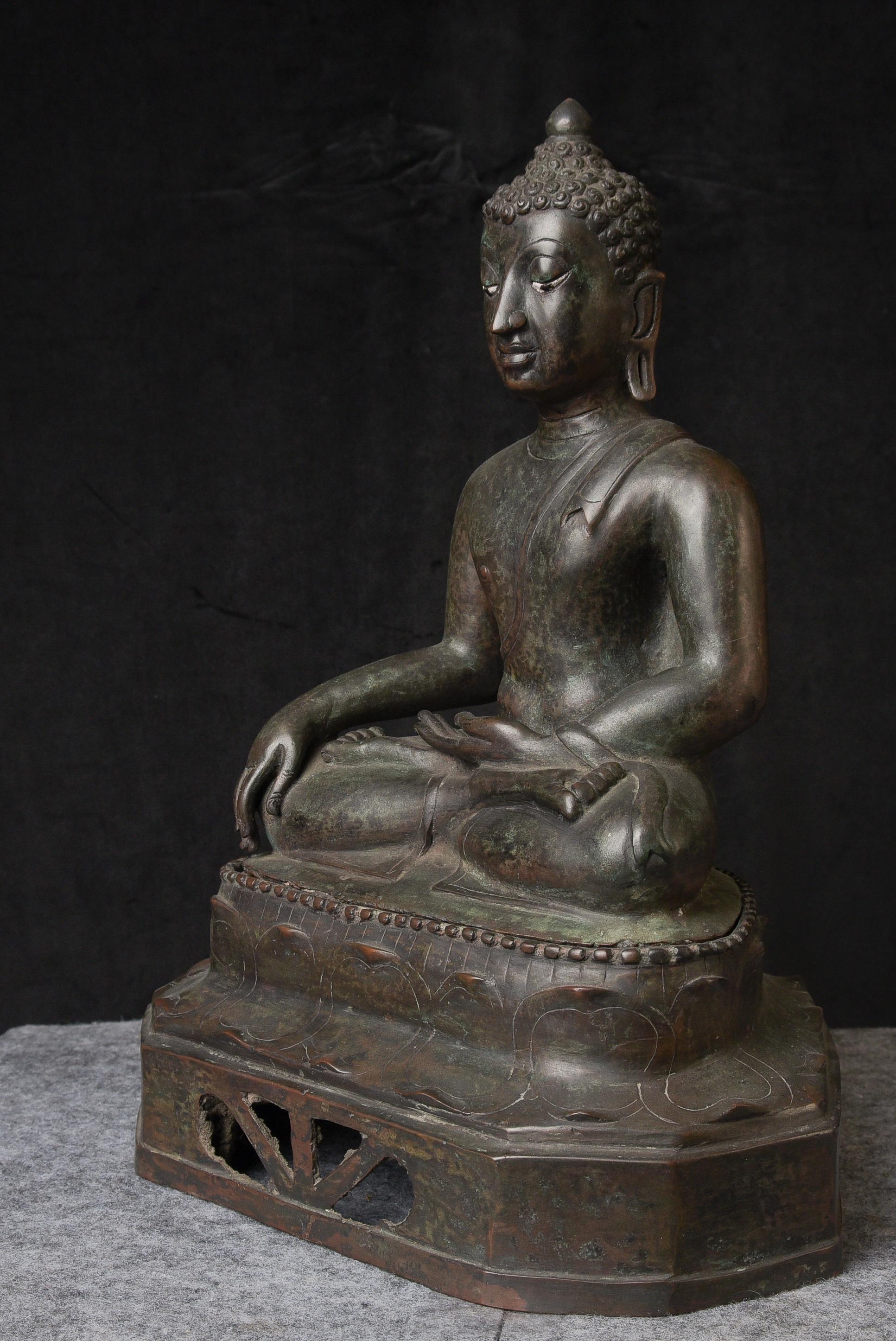 Thaïlandais Bouddha thaïlandais en bronze du 15e siècle 10207 en vente