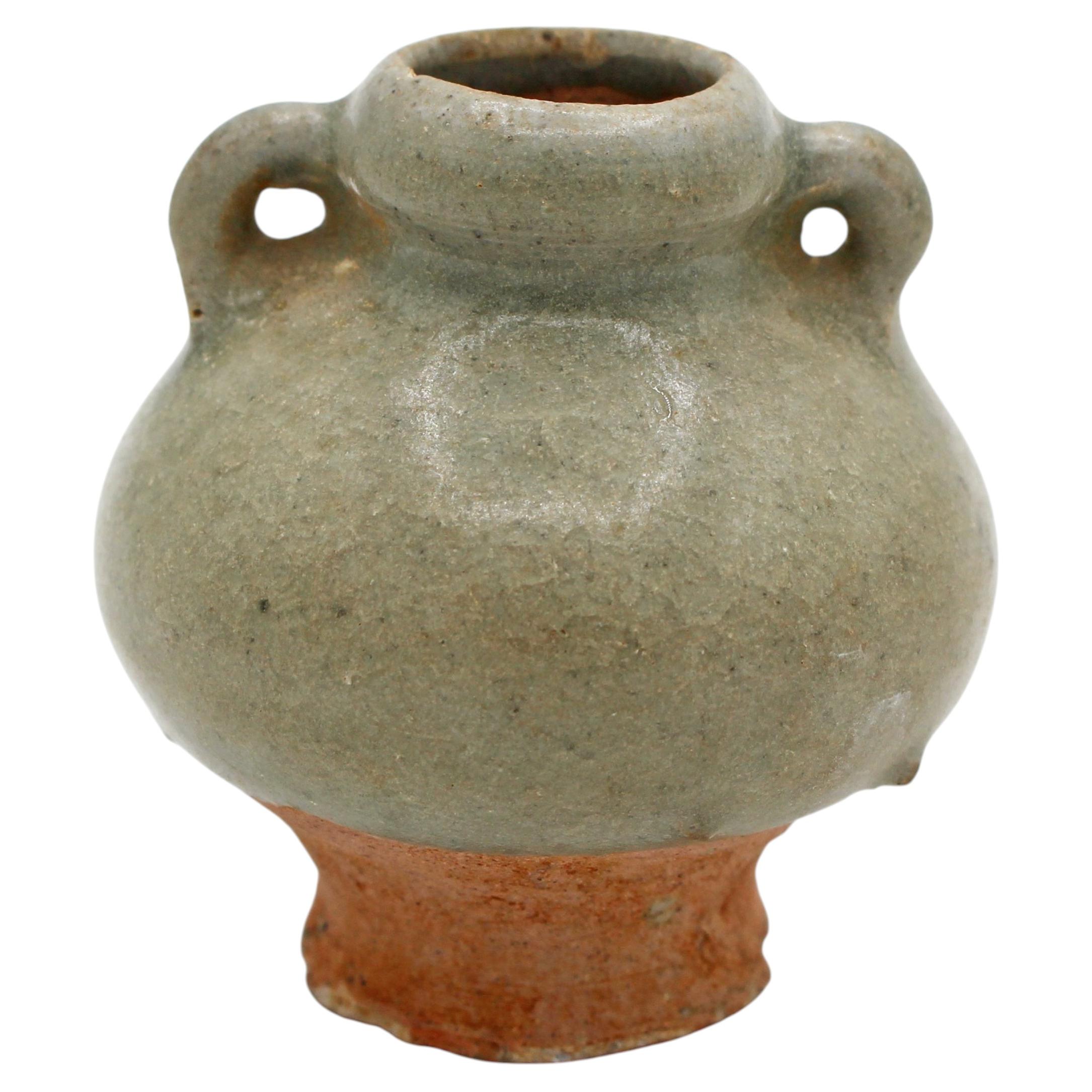 Petite jarre en céramique thaïlandaise de Sawankhalok, du XVe siècle, à glaçure céladon en vente