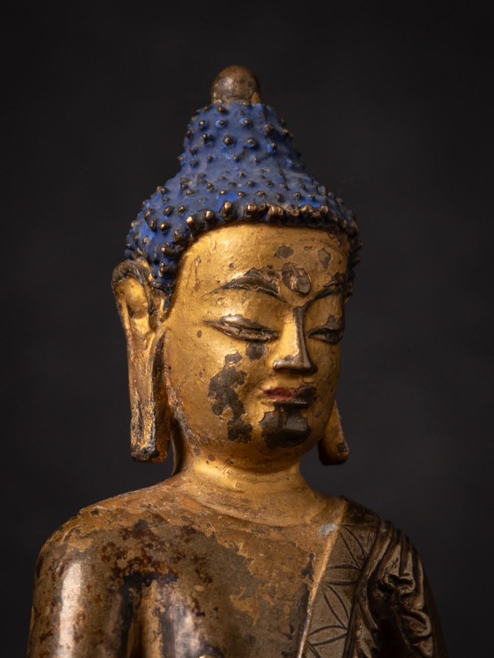 The early antique bronze Thai Buddha statue is a captivating and historically significant artifact originating from Tibet. Crafted from bronze, this statue stands at 19.6 cm in height and measures 14 cm in width and 9.6 cm in depth. 

Dating back to