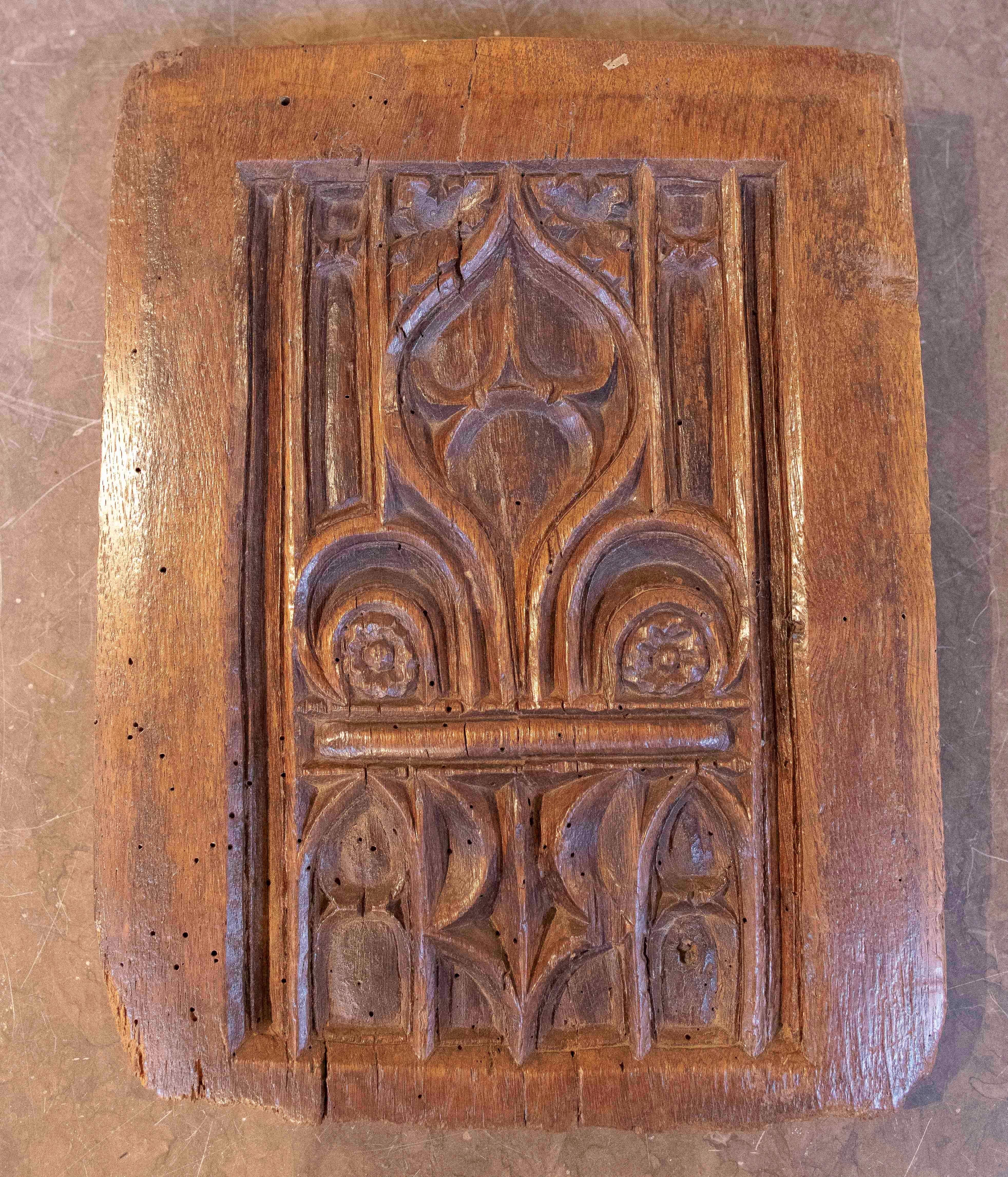 Panneau gothique du 15e siècle en Wood Wood sculpté avec des formes d'arc en vente 4