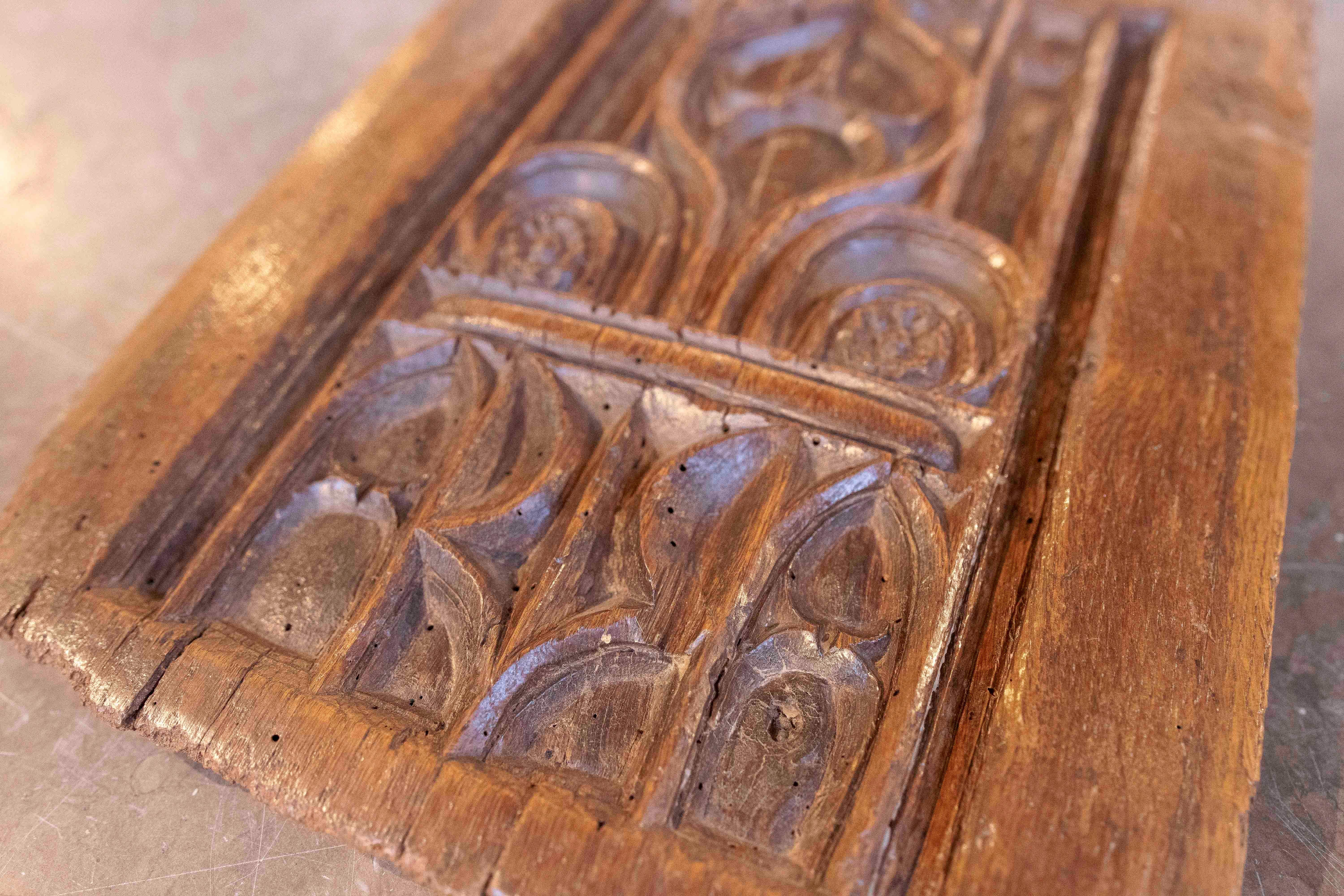 Sculpté à la main Panneau gothique du 15e siècle en Wood Wood sculpté avec des formes d'arc en vente