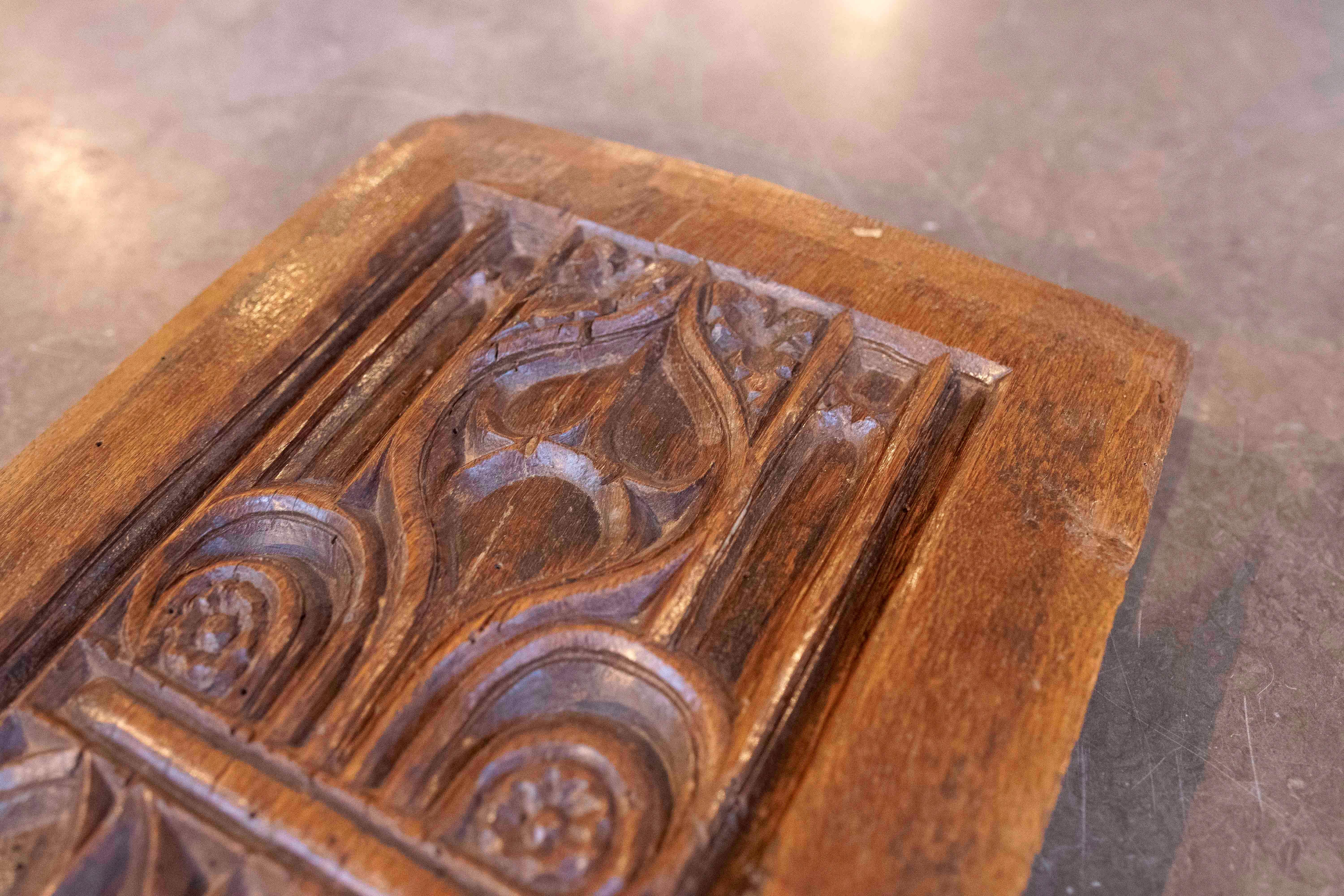 Panneau gothique du 15e siècle en Wood Wood sculpté avec des formes d'arc Bon état - En vente à Marbella, ES
