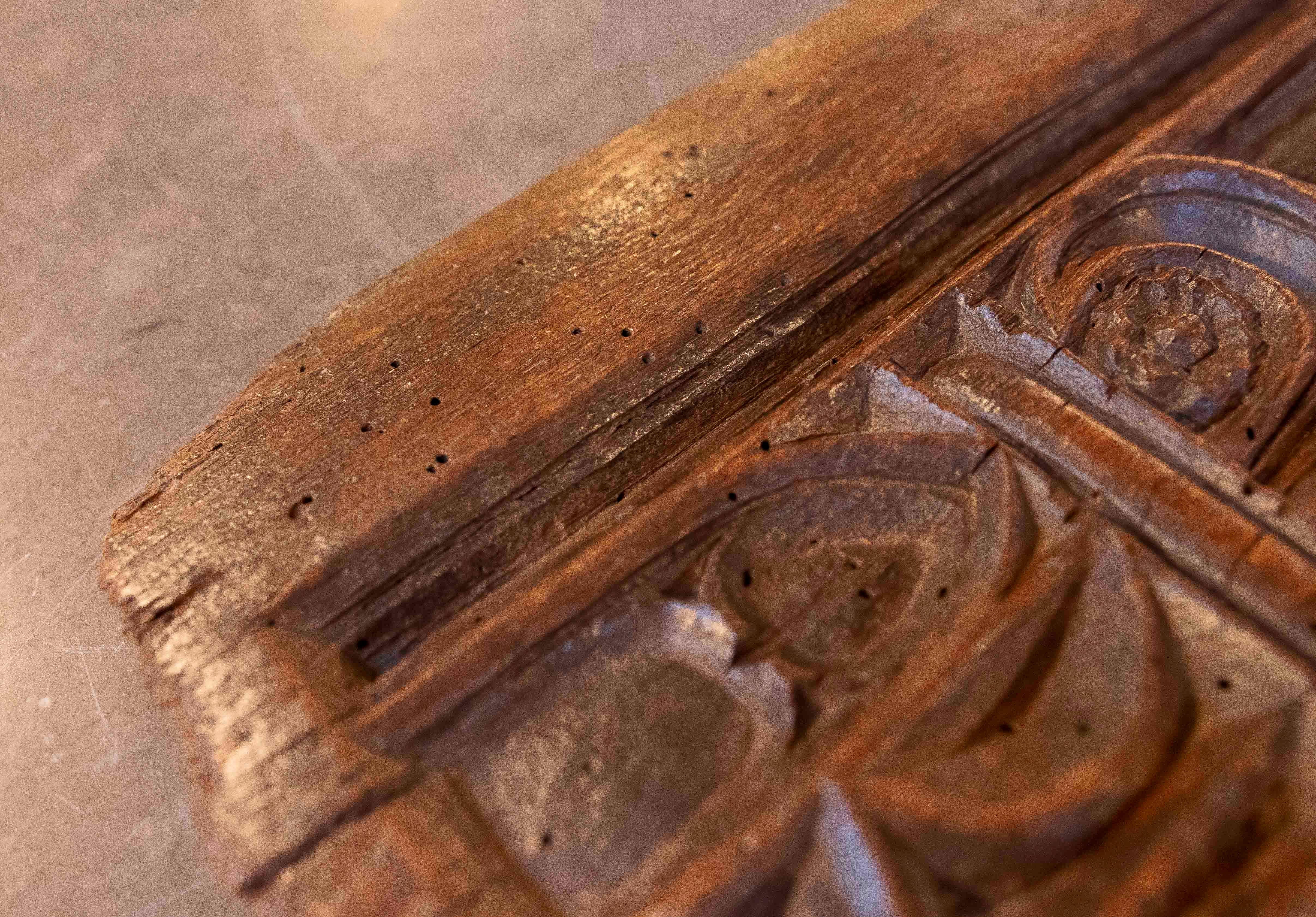 Panneau gothique du 15e siècle en Wood Wood sculpté avec des formes d'arc en vente 1