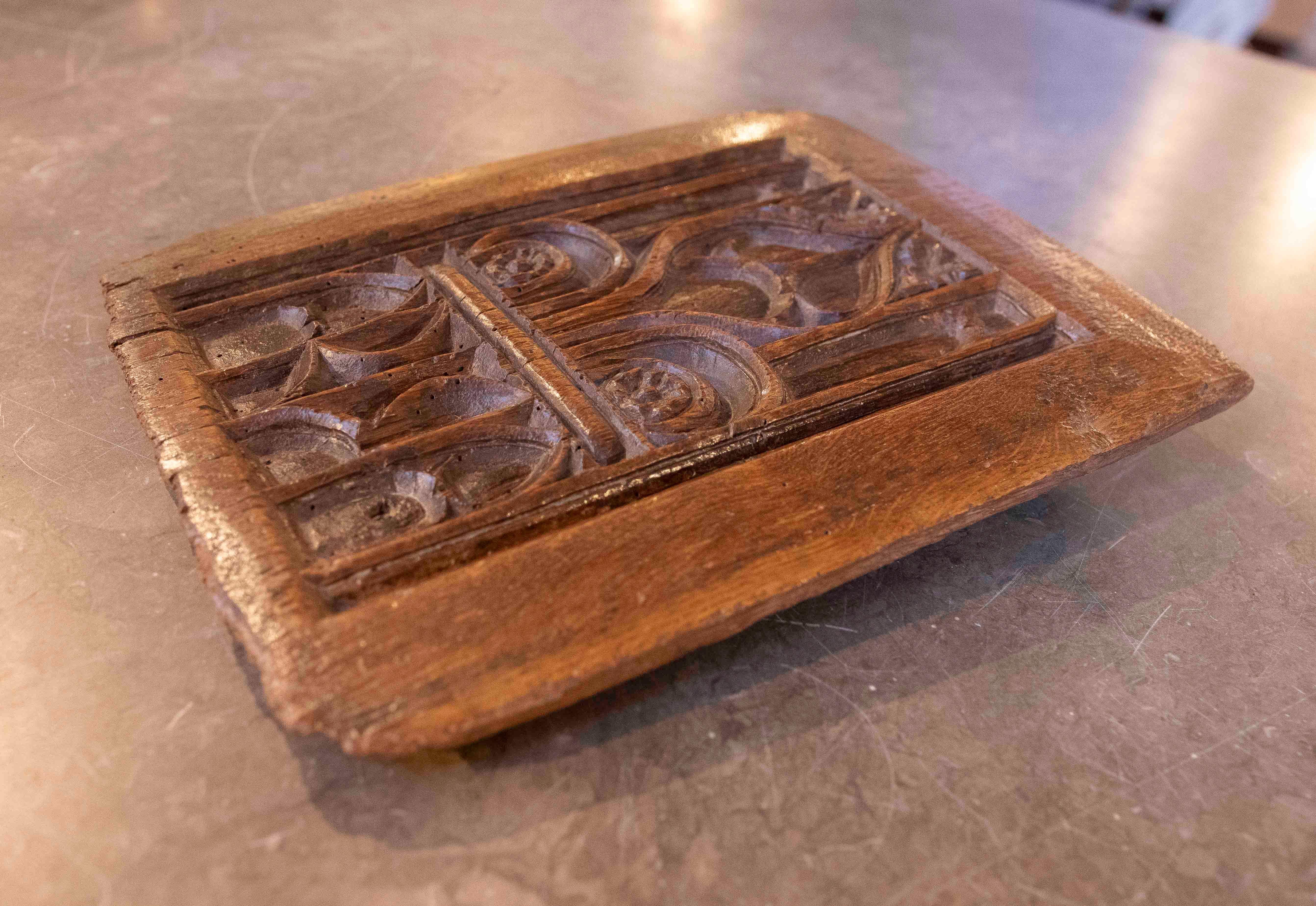 Panneau gothique du 15e siècle en Wood Wood sculpté avec des formes d'arc en vente 2