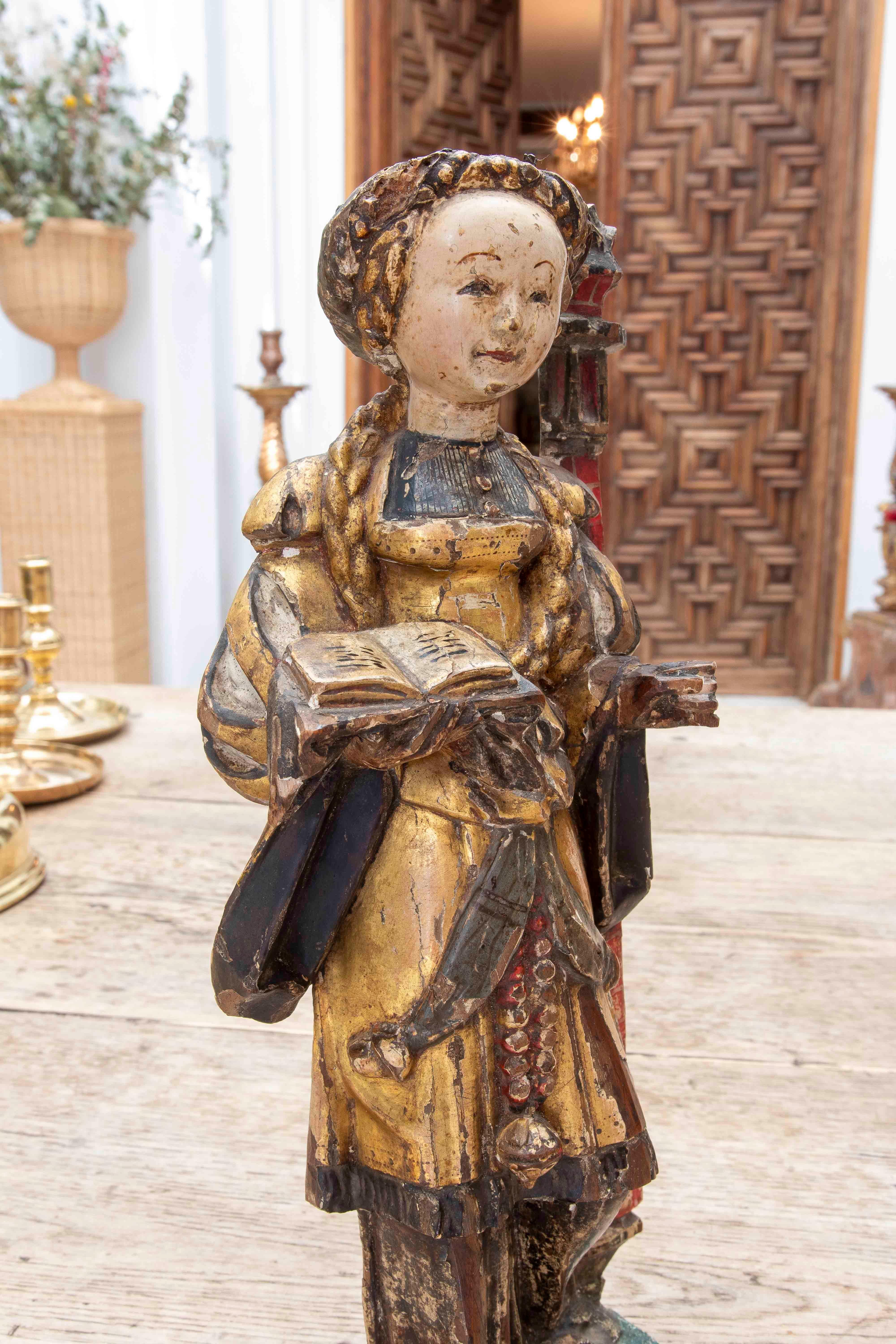 15. Polychrome Holzskulptur der Heiligen Barbara. Mechelen. (Gold) im Angebot