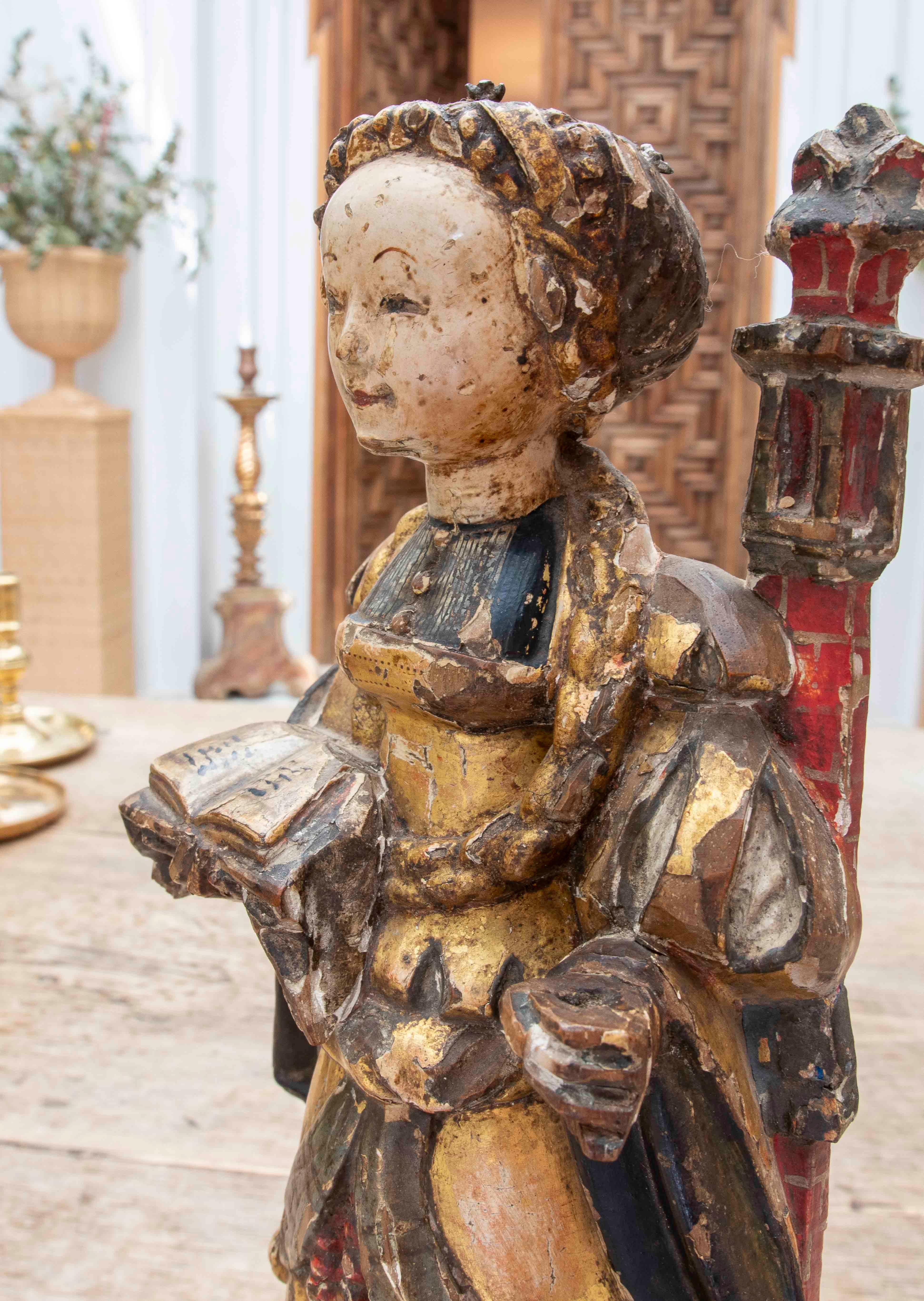 15. Polychrome Holzskulptur der Heiligen Barbara. Mechelen. im Angebot 2