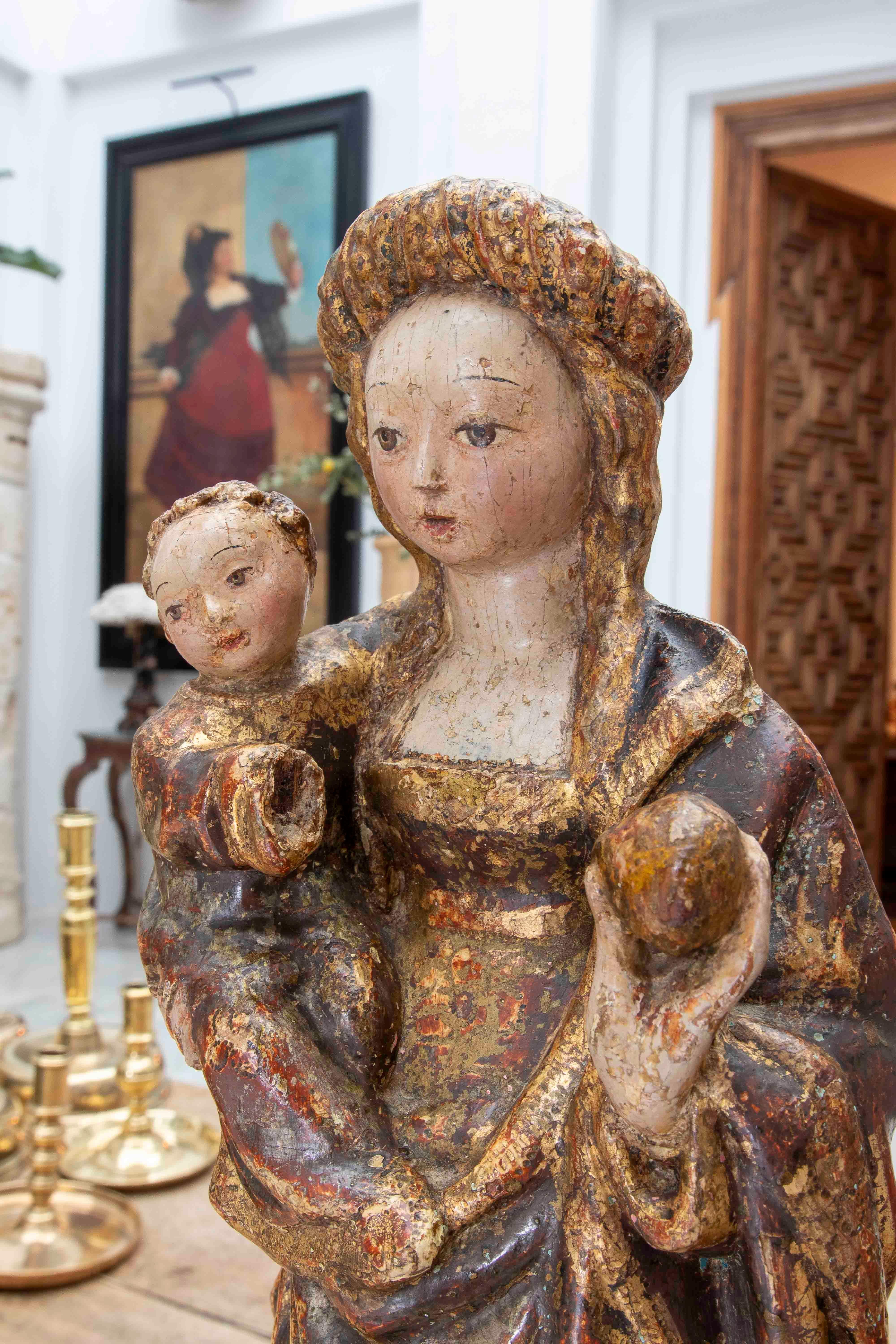 15. Jungfrau und Kind in Polychromie und vergoldetem Wood. Auf einem Sockel. Mechelen. im Angebot 5
