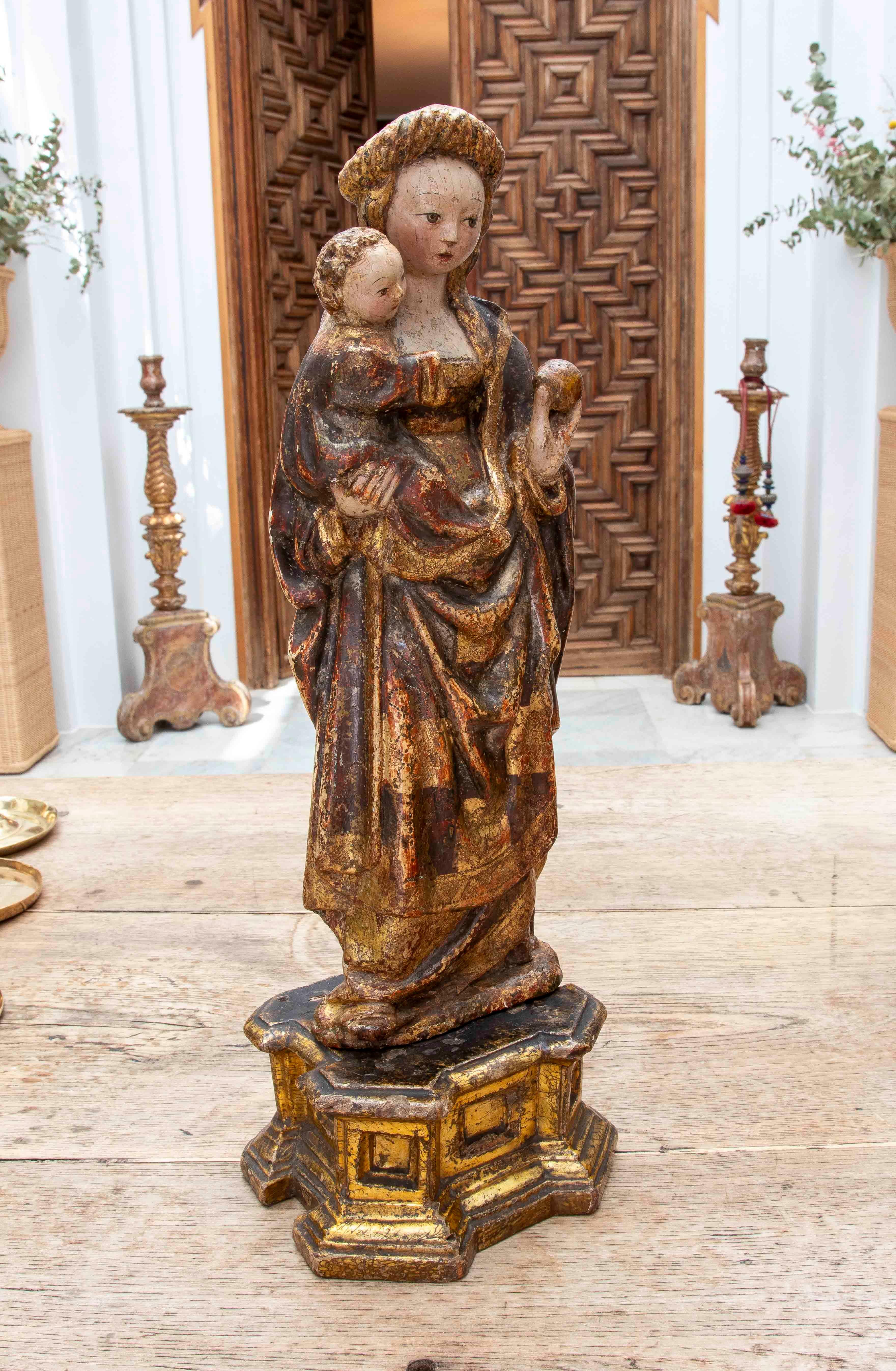 15. Jungfrau und Kind in Polychromie und vergoldetem Wood. Auf einem Sockel. Mechelen. im Angebot 9