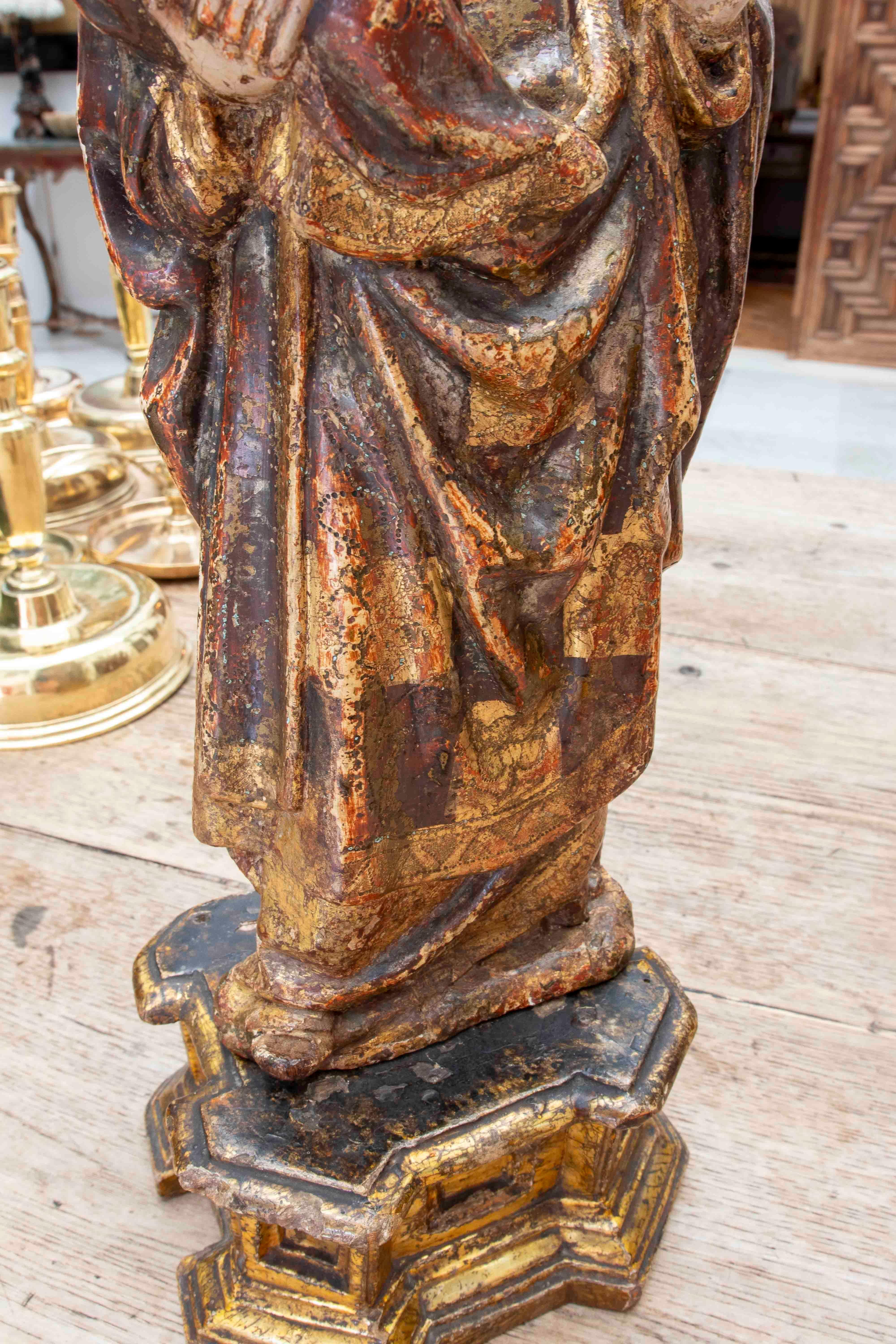 15. Jungfrau und Kind in Polychromie und vergoldetem Wood. Auf einem Sockel. Mechelen. (Belgisch) im Angebot