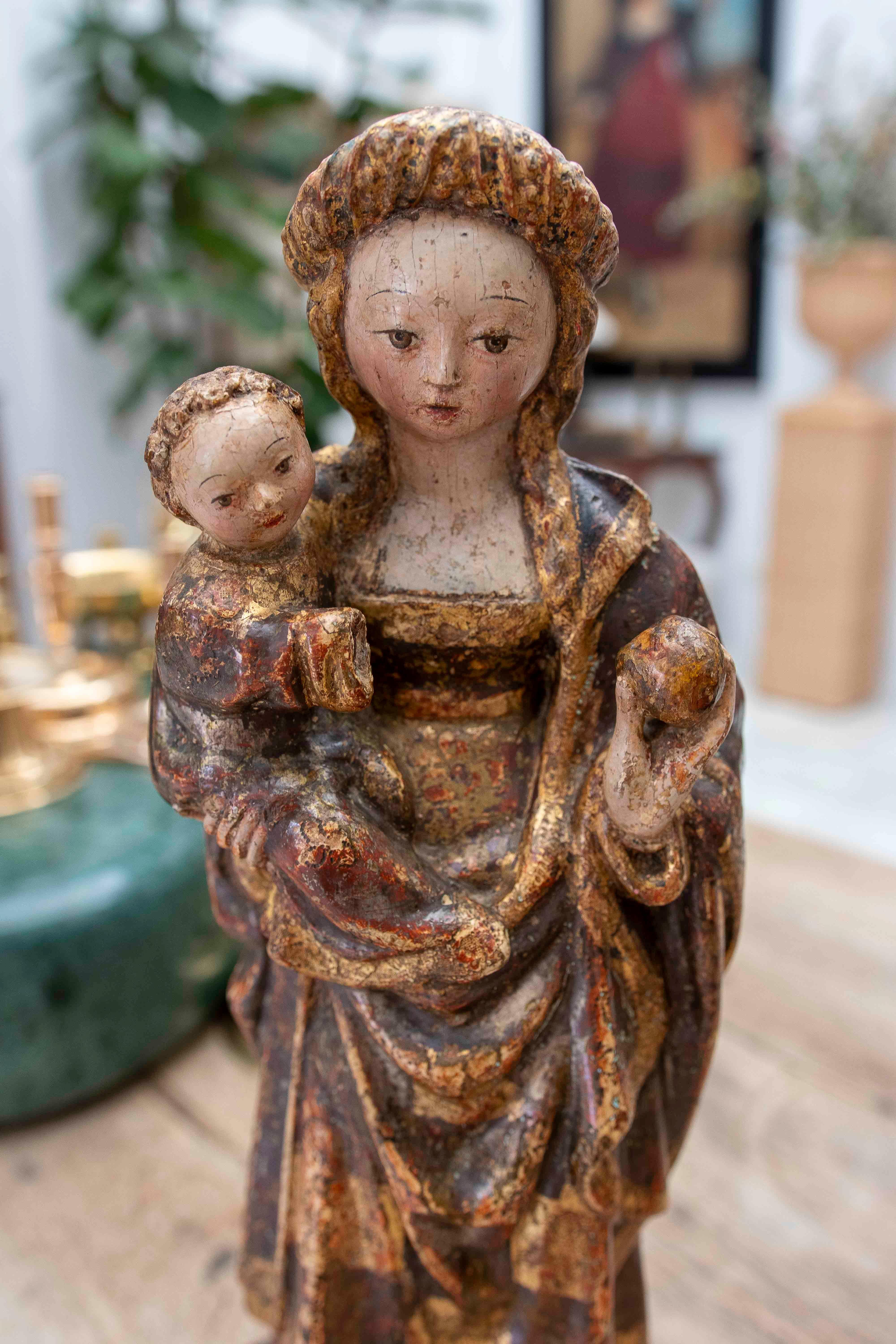 15. Jungfrau und Kind in Polychromie und vergoldetem Wood. Auf einem Sockel. Mechelen. im Zustand „Gut“ im Angebot in Marbella, ES