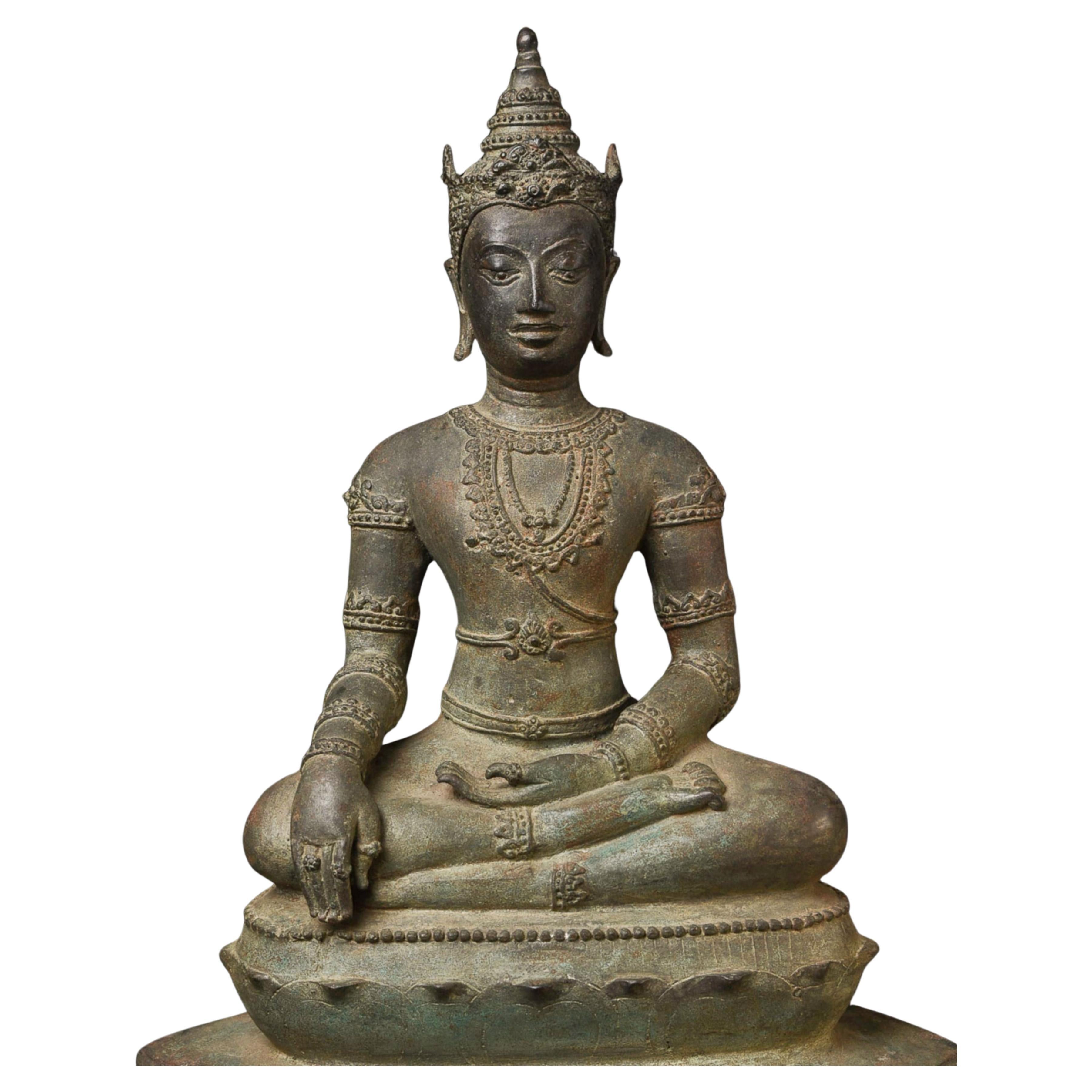 Grand bouddha en bronze du nord de la Thaïlande du XVe siècle en tenue royale. Magnifique 9981 en vente