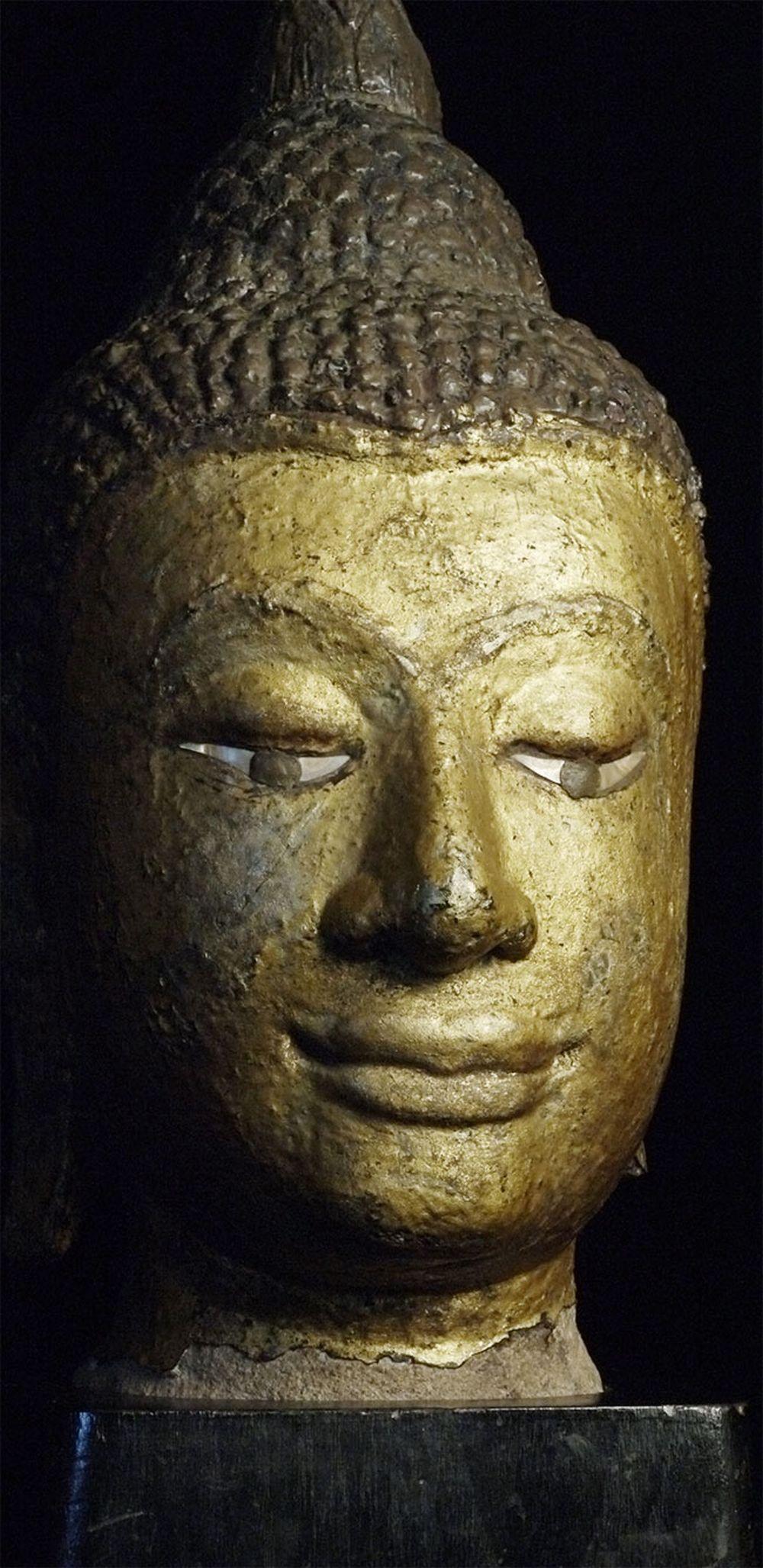 15thC Thai Lacquered and Gilded Stone Head, 6597 For Sale 4