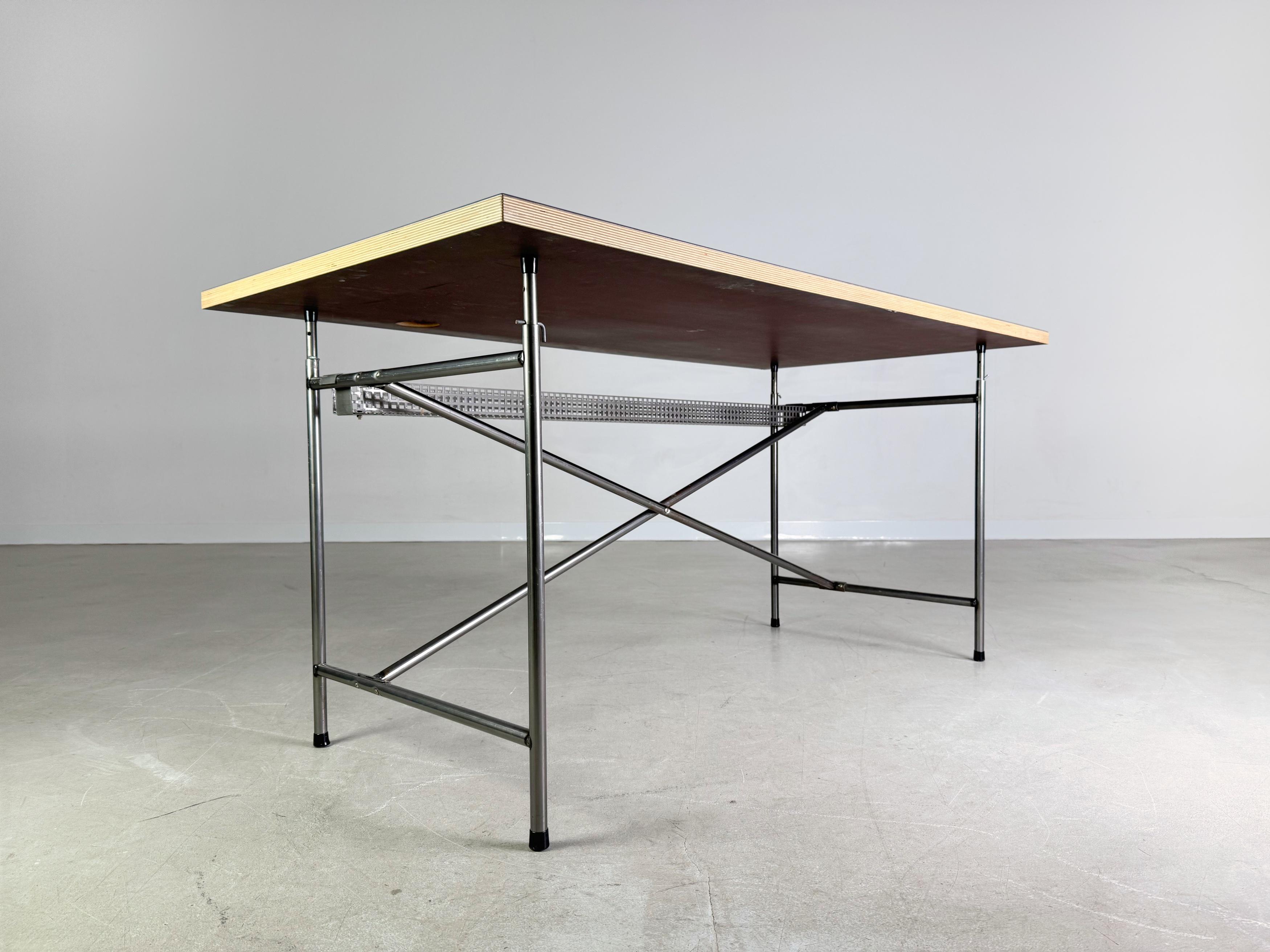 Wir bieten 10 wunderschöne und klassische Schreibtische von Egon Eiermann zum Verkauf an. Das Design stammt von Richard Lamprecht aus den 1950er Jahren, der diesen Tisch als Professor für seine Studierenden entwarf. Die Tische verfügen jeweils über