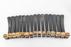 15x Crochets muraux 'Bakélite et laiton', Vienne, vers 1950