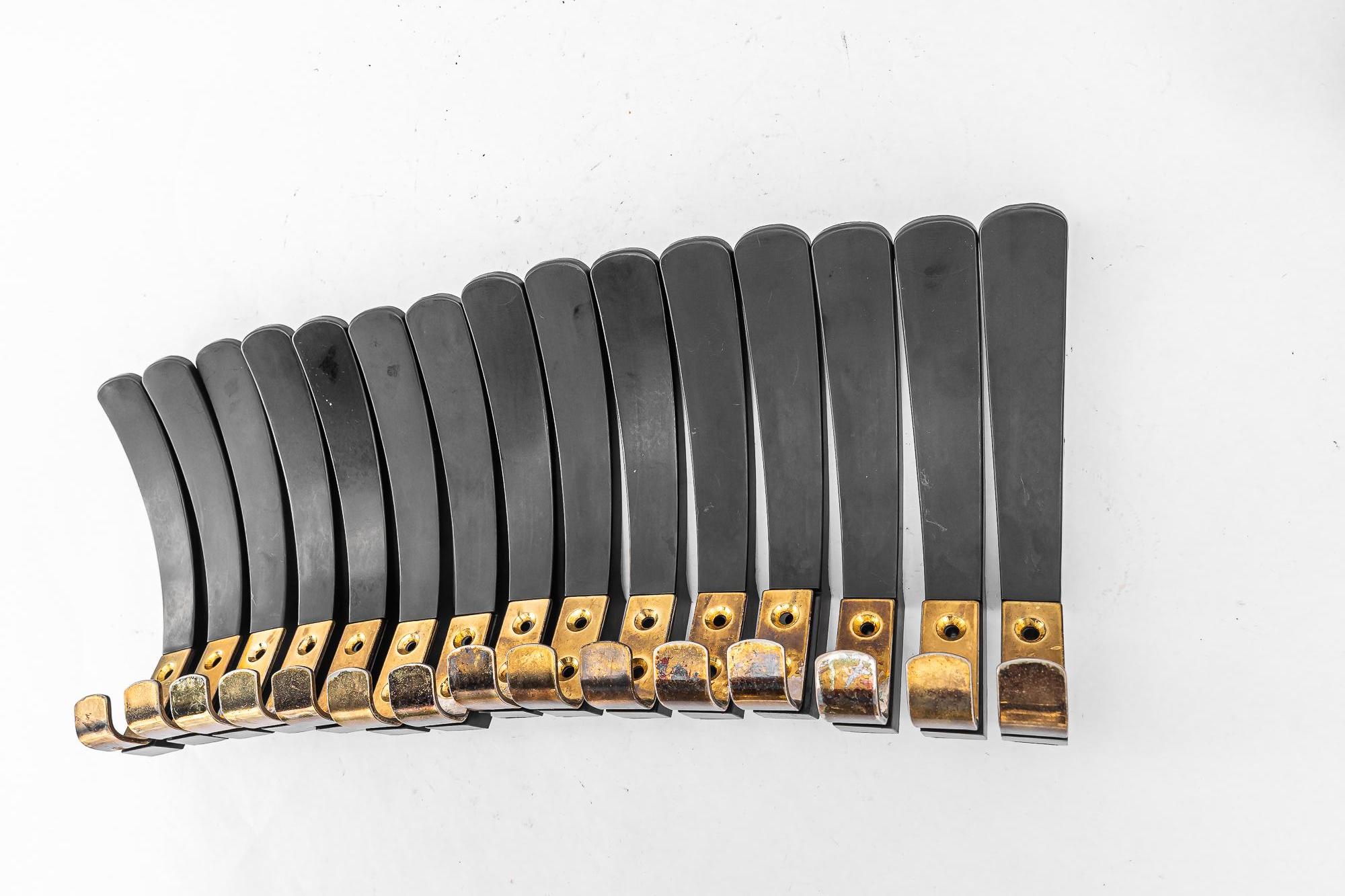 15x Ganchos de pared 'Baquelita y latón', Viena, circa años 50 Austríaco en venta