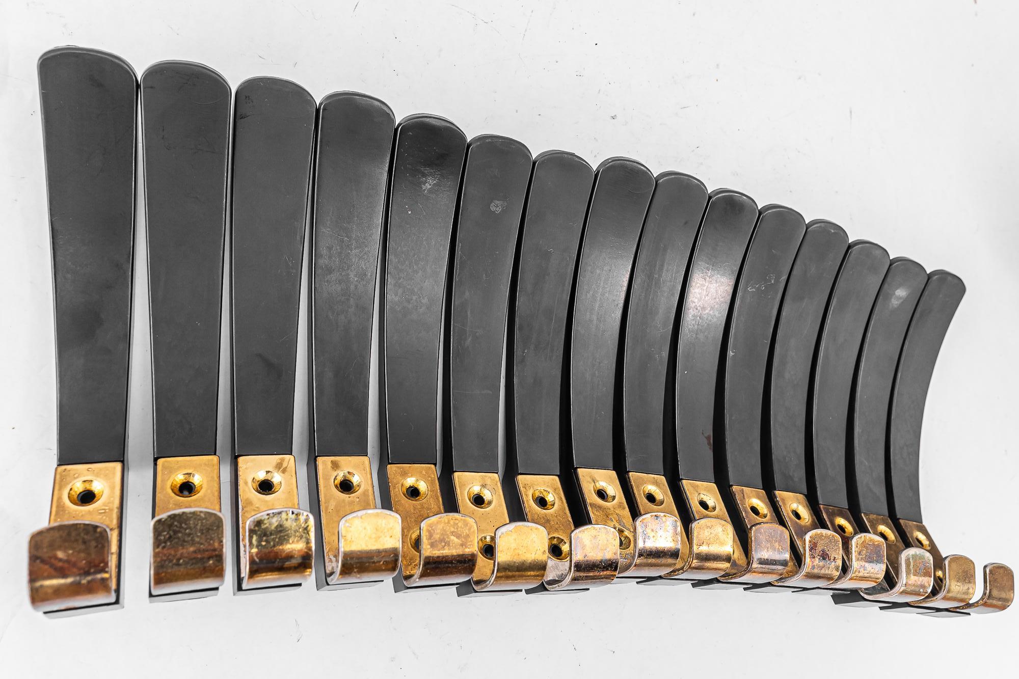 15x Ganchos de pared 'Baquelita y latón', Viena, circa años 50 en Bueno estado para la venta en Wien, AT