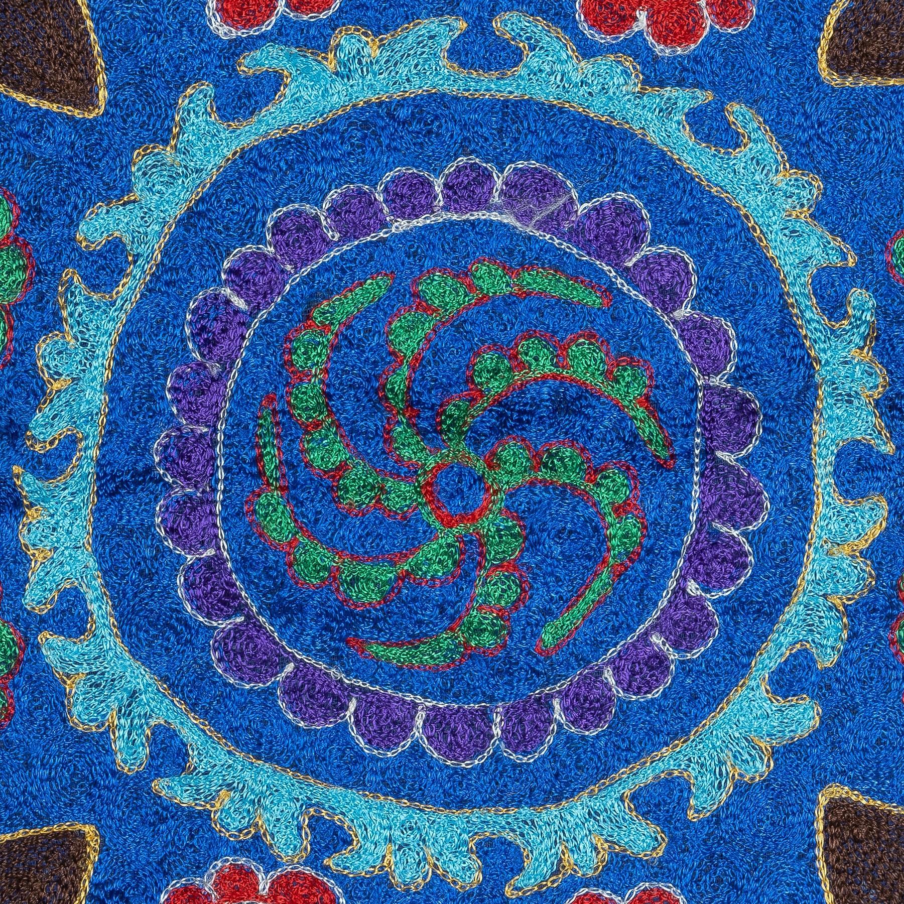 Infondi nella tua casa il ricco patrimonio dell'Asia centrale con questo raffinato copricuscino Suzani ricamato a mano, realizzato da abili artigiani dell'Uzbekistan. Questo splendido tessuto è una vera e propria opera d'arte, caratterizzata da un