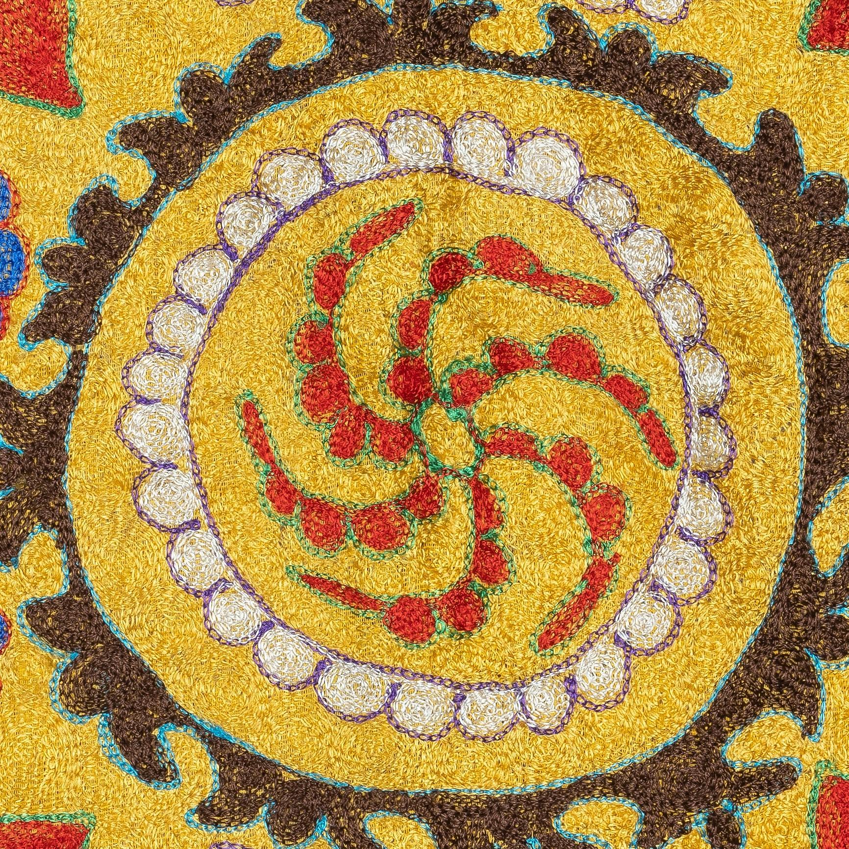 Bringen Sie das reiche Erbe Zentralasiens mit diesem exquisiten, handbestickten Suzani-Kissenbezug, der von geschickten Kunsthandwerkern in Usbekistan hergestellt wird, in Ihr Zuhause. Dieses atemberaubende Textil ist ein wahres Kunstwerk mit