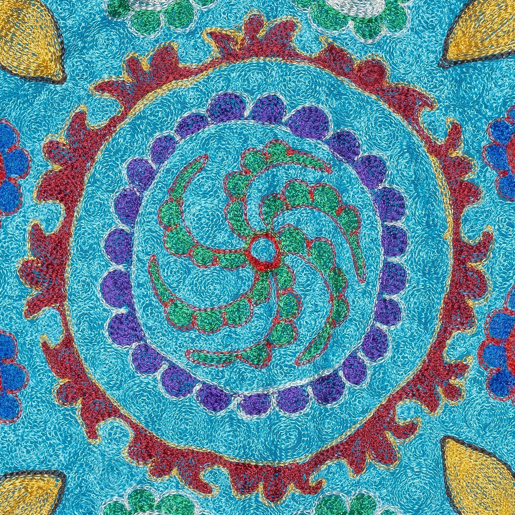 Infondi nella tua casa il ricco patrimonio dell'Asia centrale con questo raffinato copricuscino Suzani ricamato a mano, realizzato da abili artigiani dell'Uzbekistan. Questo splendido tessuto è una vera e propria opera d'arte, caratterizzata da un