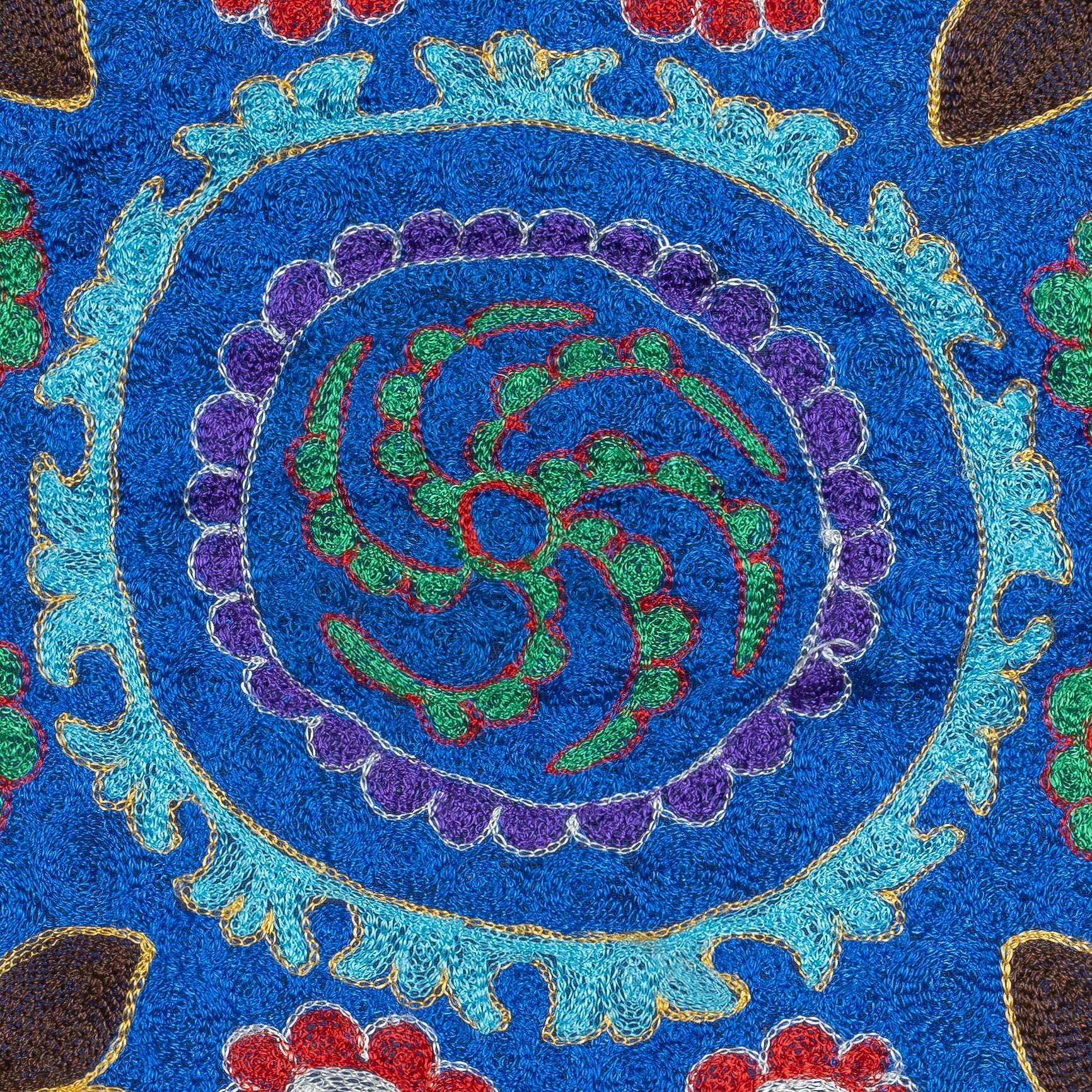 Infondi nella tua casa il ricco patrimonio dell'Asia centrale con questo raffinato copricuscino Suzani ricamato a mano, realizzato da abili artigiani dell'Uzbekistan. Questo splendido tessuto è una vera e propria opera d'arte, caratterizzata da un