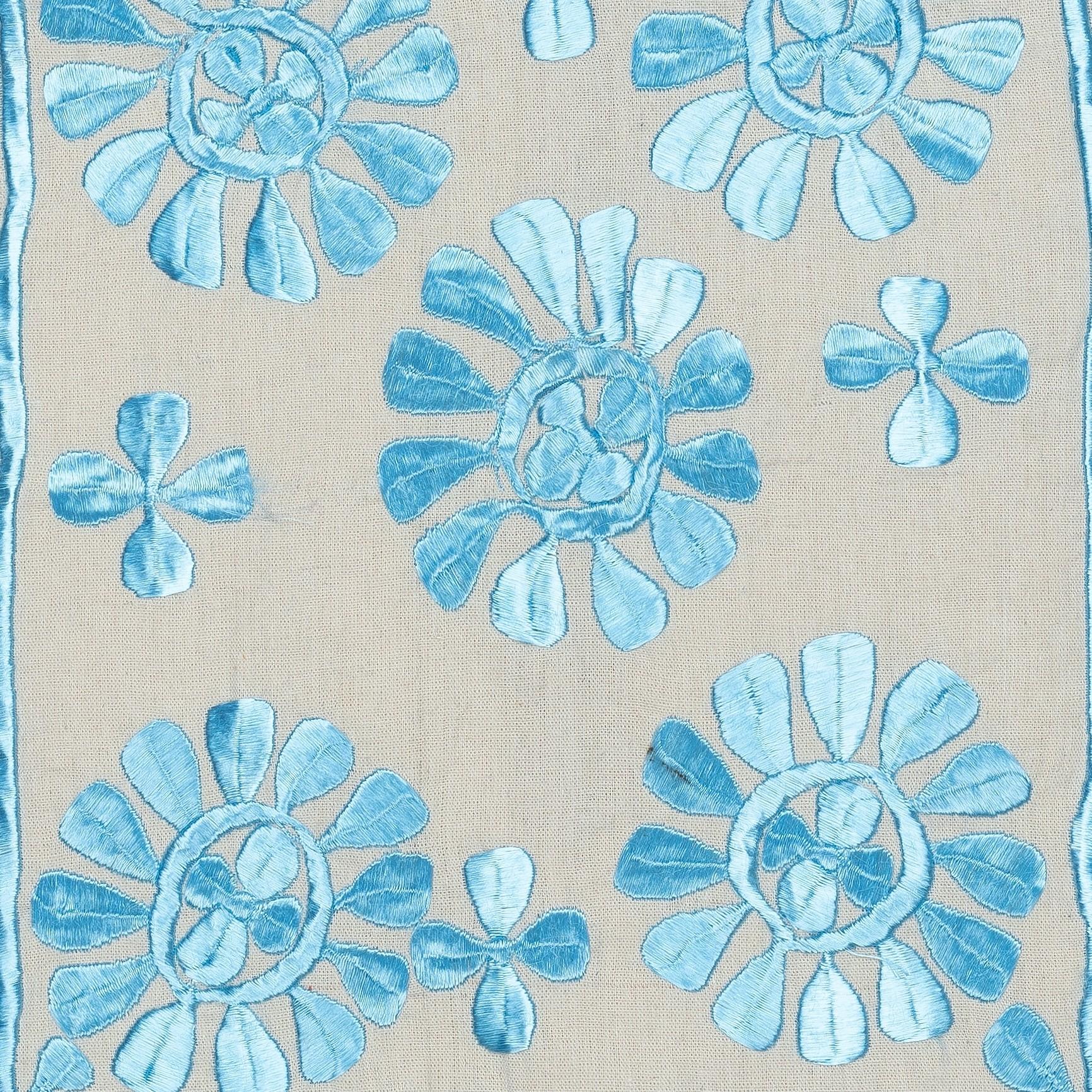 Nuovo copricuscino ricamato a mano in 100% cotone - autentica arte tessile uzbeka

Porta un tocco di eredità dell'Asia centrale nella tua casa con questa federa ricamata a mano in 100% cotone Suzani, proveniente dall'Uzbekistan. Caratterizzato da
