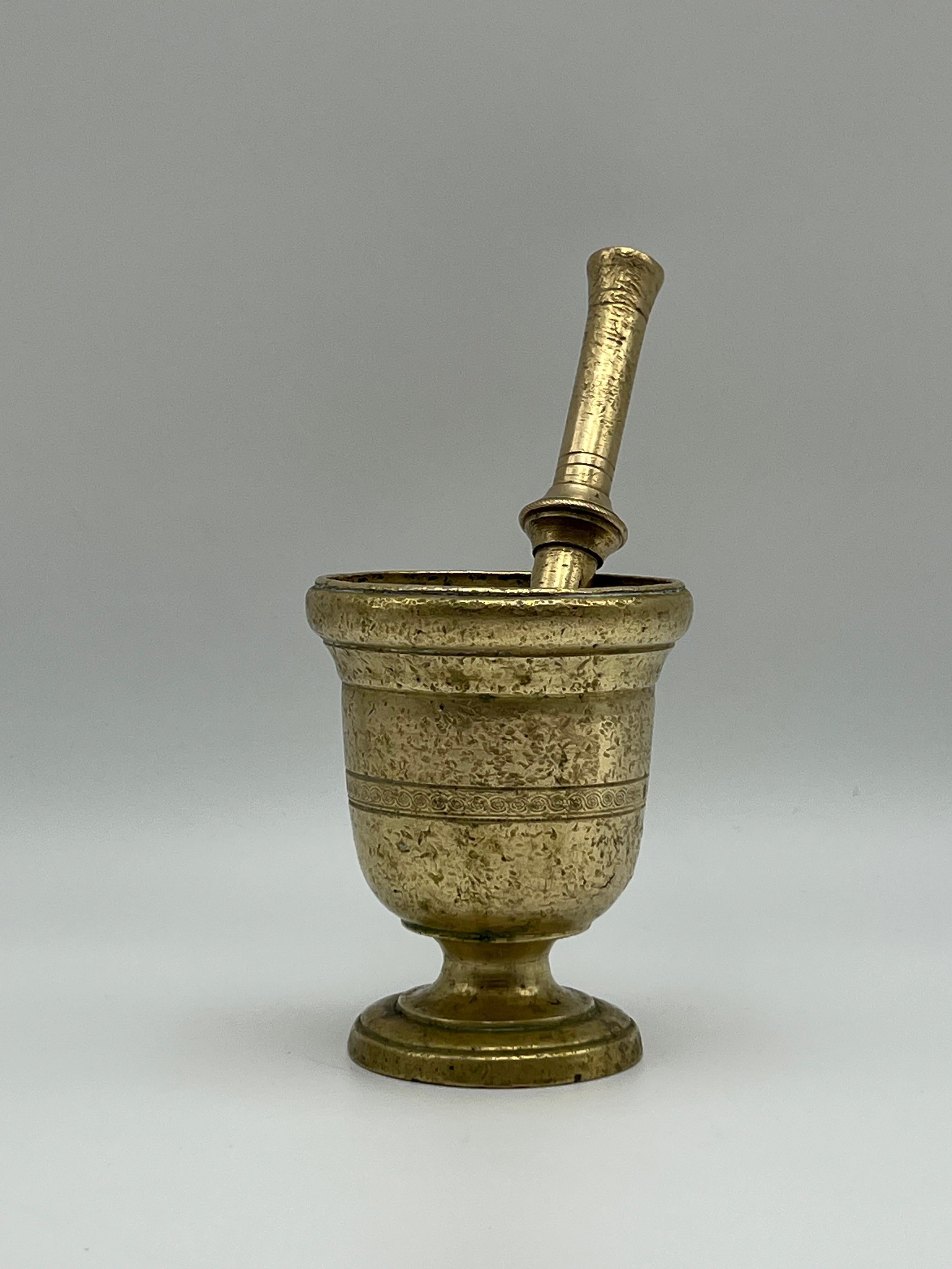 16/1700s Brass Mortar and Pestle, France, Primitive Antique, Patina For Sale 4