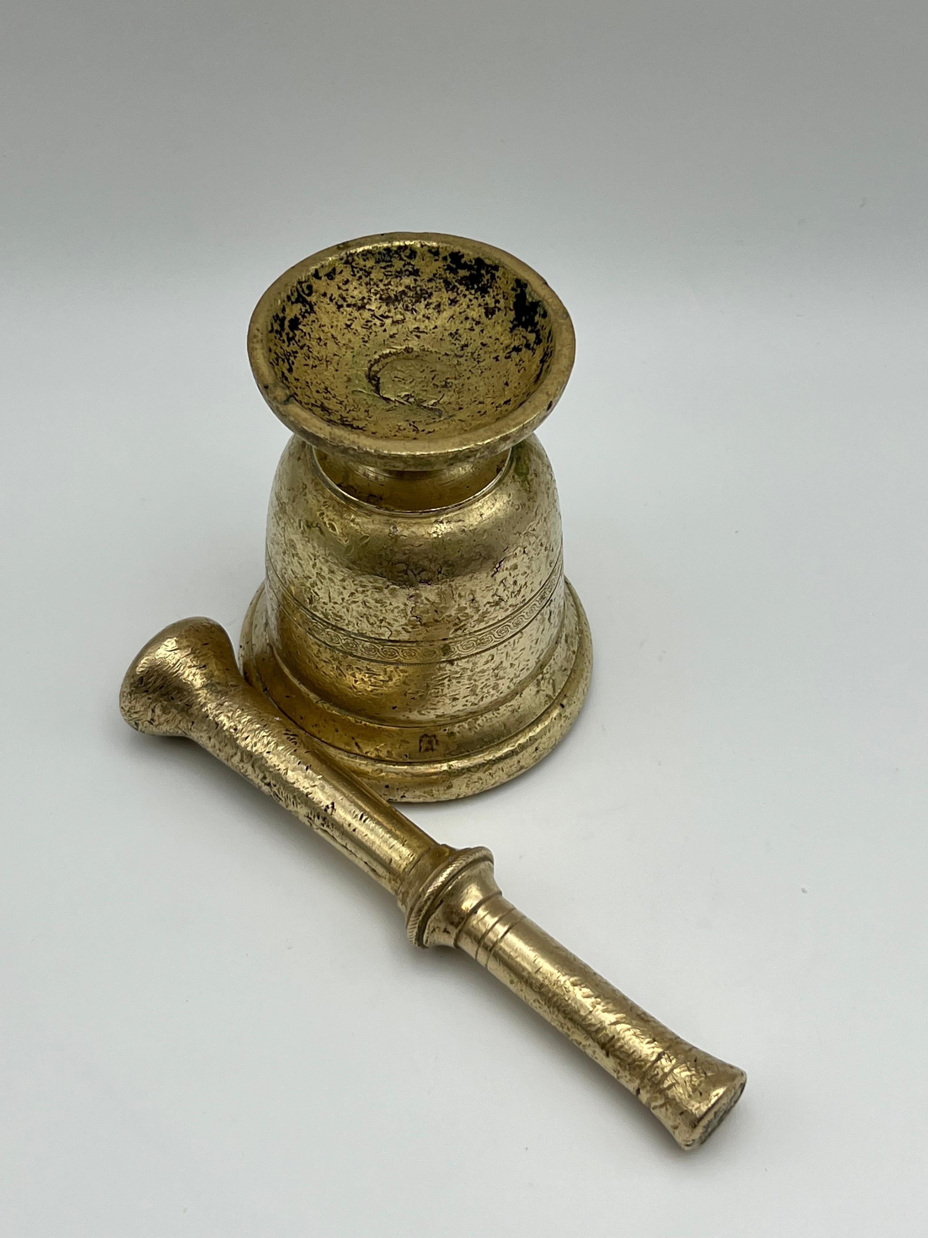 16/1700s Brass Mortar and Pestle, France, Primitive Antique, Patina In Good Condition For Sale In Skien, NO