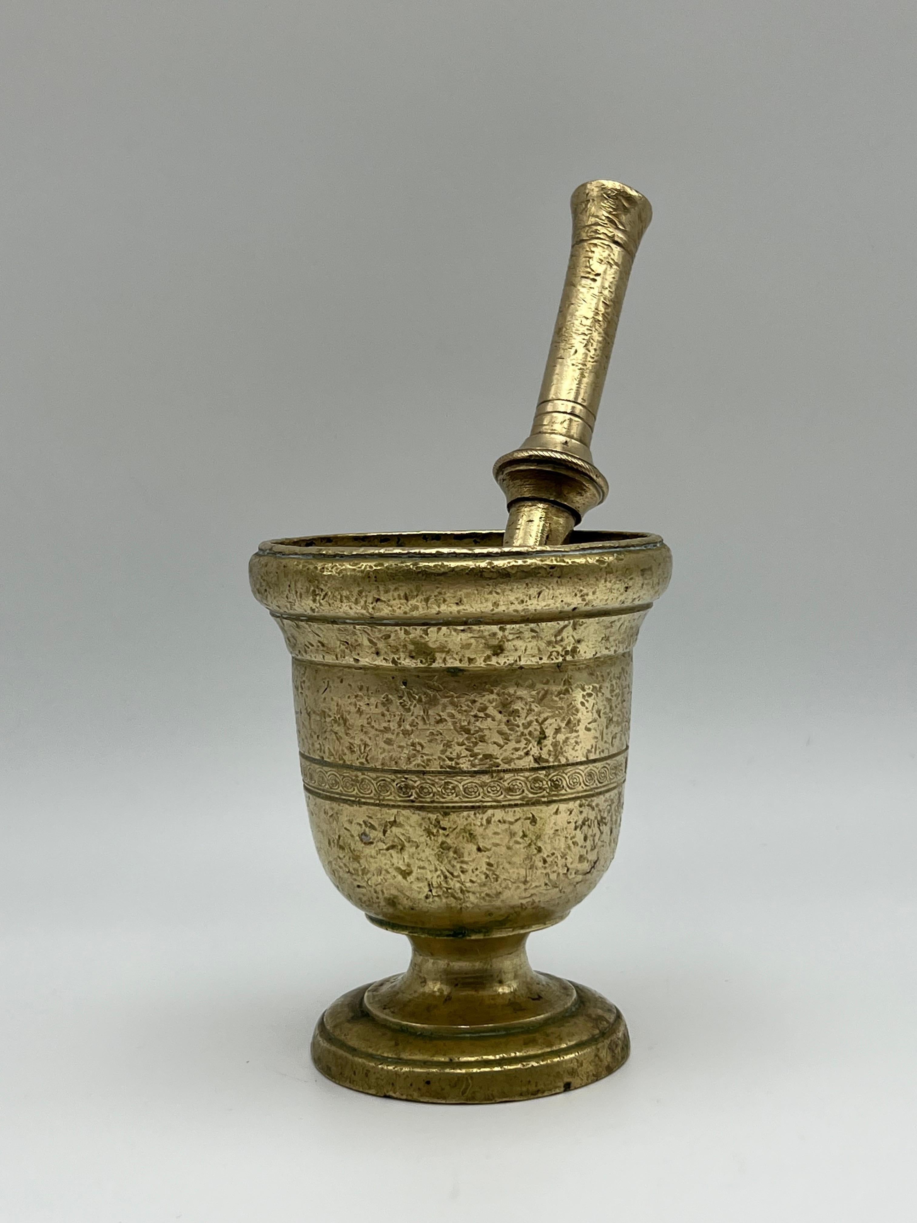 16/1700s Brass Mortar and Pestle, France, Primitive Antique, Patina For Sale 1