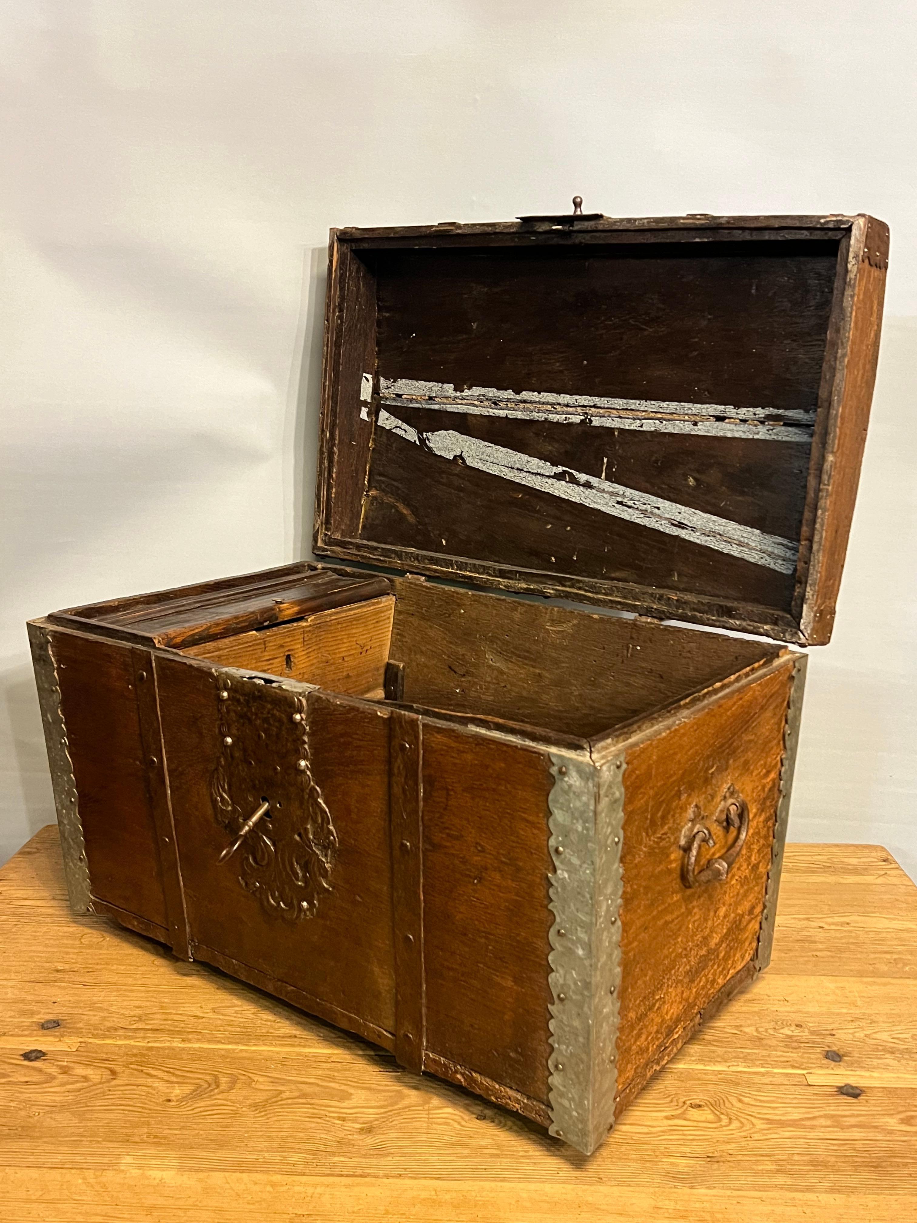 16/1700s Primitive Antike Truhe / Treasure Chest, Rustikal, Eiche, Wabi Sabi im Angebot 3