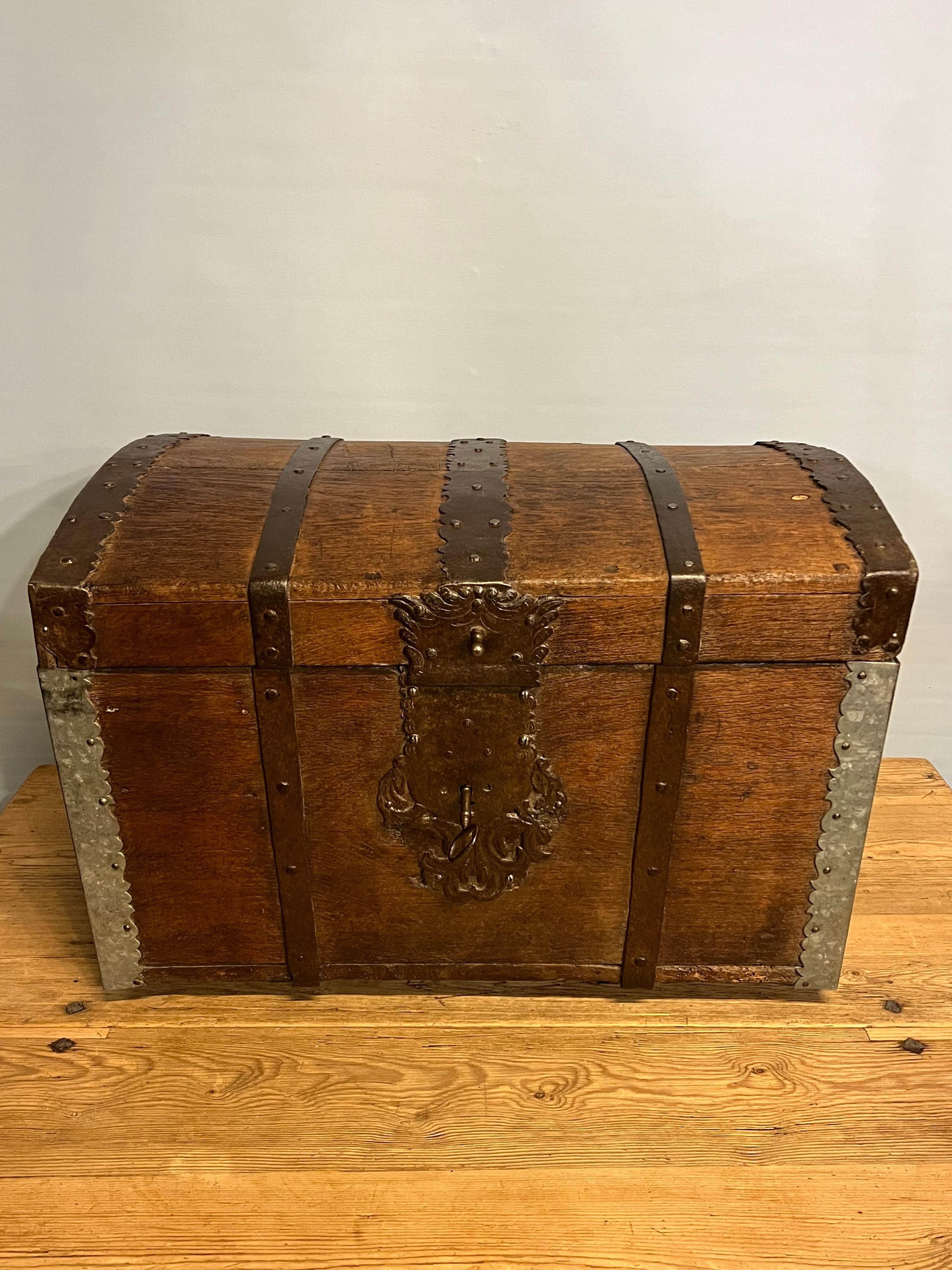 16/1700s Primitive Antike Truhe / Treasure Chest, Rustikal, Eiche, Wabi Sabi (Norwegisch) im Angebot