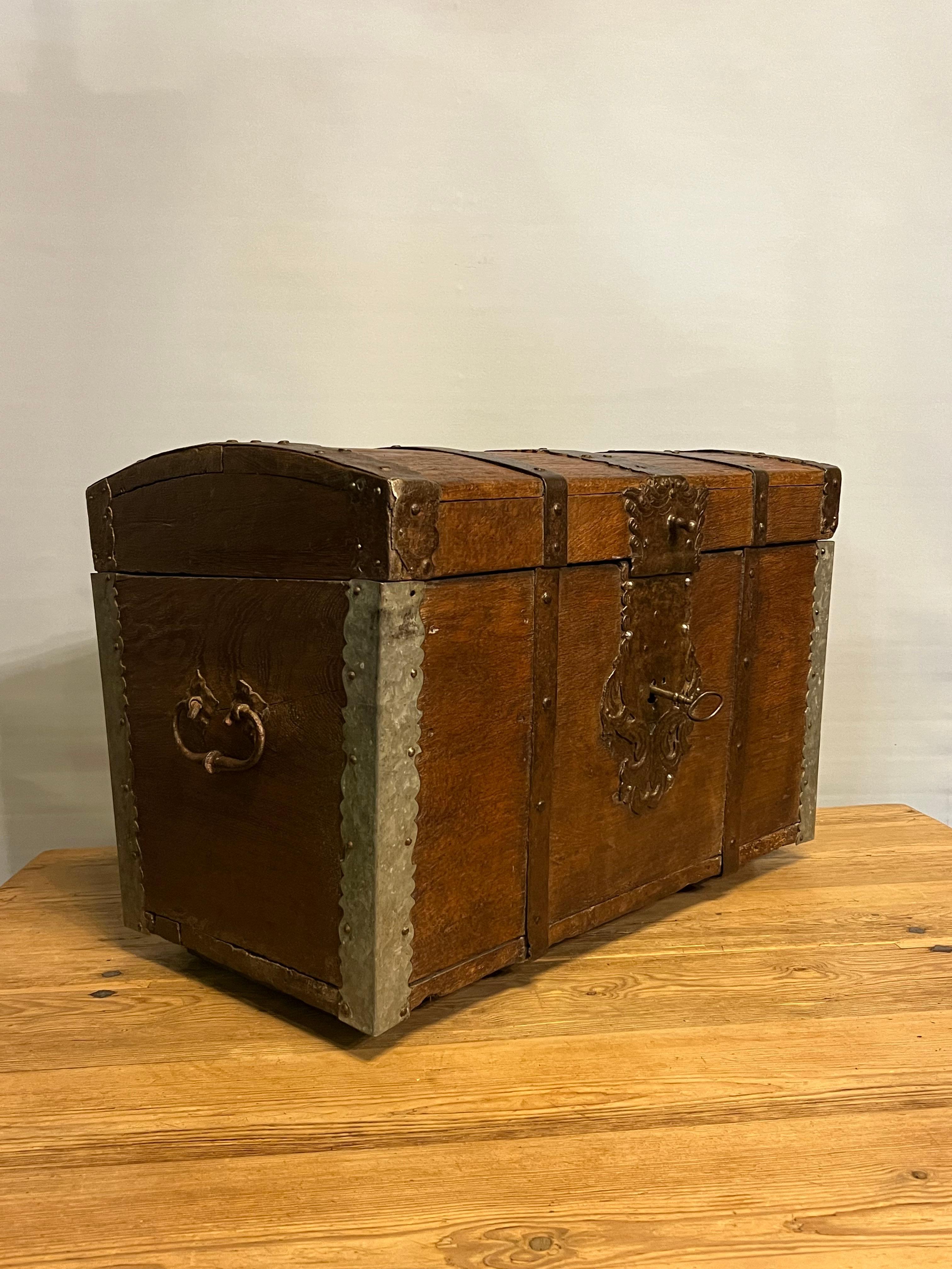 16/1700s Primitive Antike Truhe / Treasure Chest, Rustikal, Eiche, Wabi Sabi (Handgefertigt) im Angebot