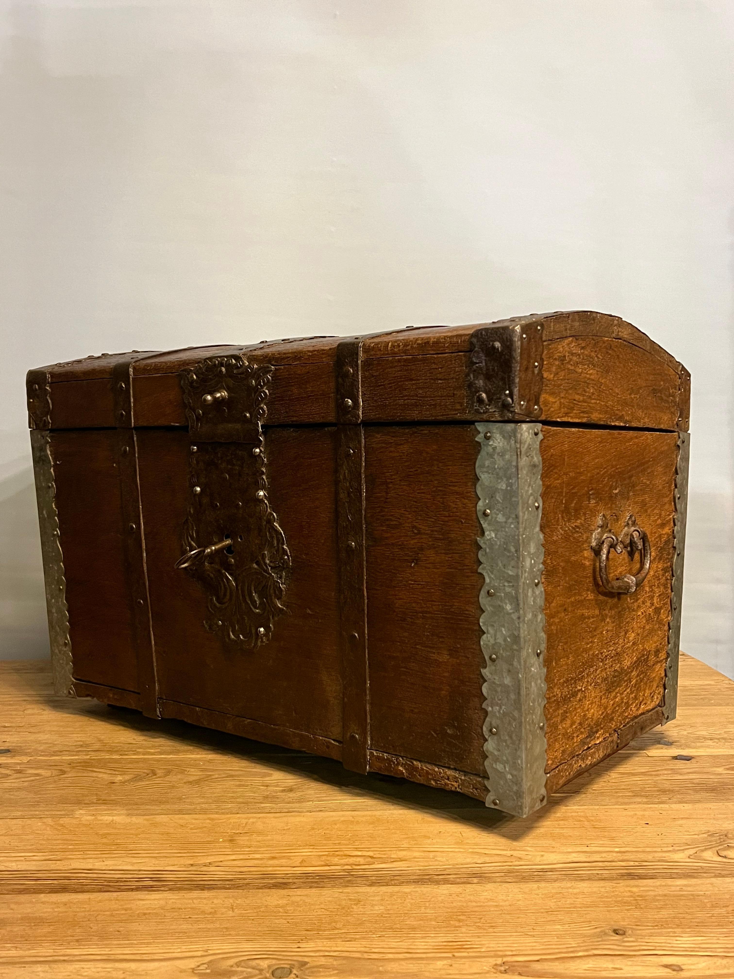 16/1700s Primitive Antike Truhe / Treasure Chest, Rustikal, Eiche, Wabi Sabi im Zustand „Gut“ im Angebot in Skien, NO