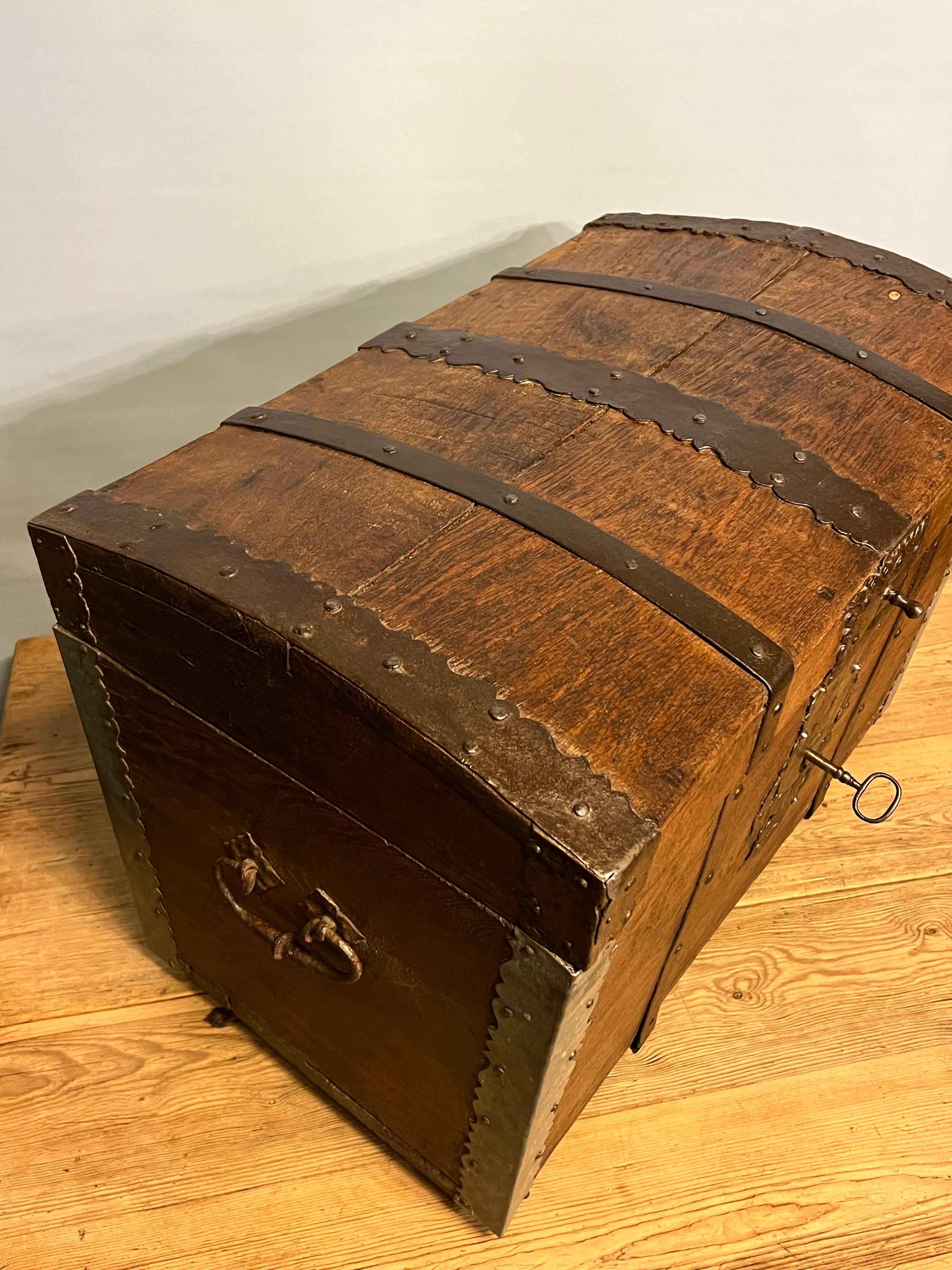16/1700s Primitive Antike Truhe / Treasure Chest, Rustikal, Eiche, Wabi Sabi (18. Jahrhundert und früher) im Angebot