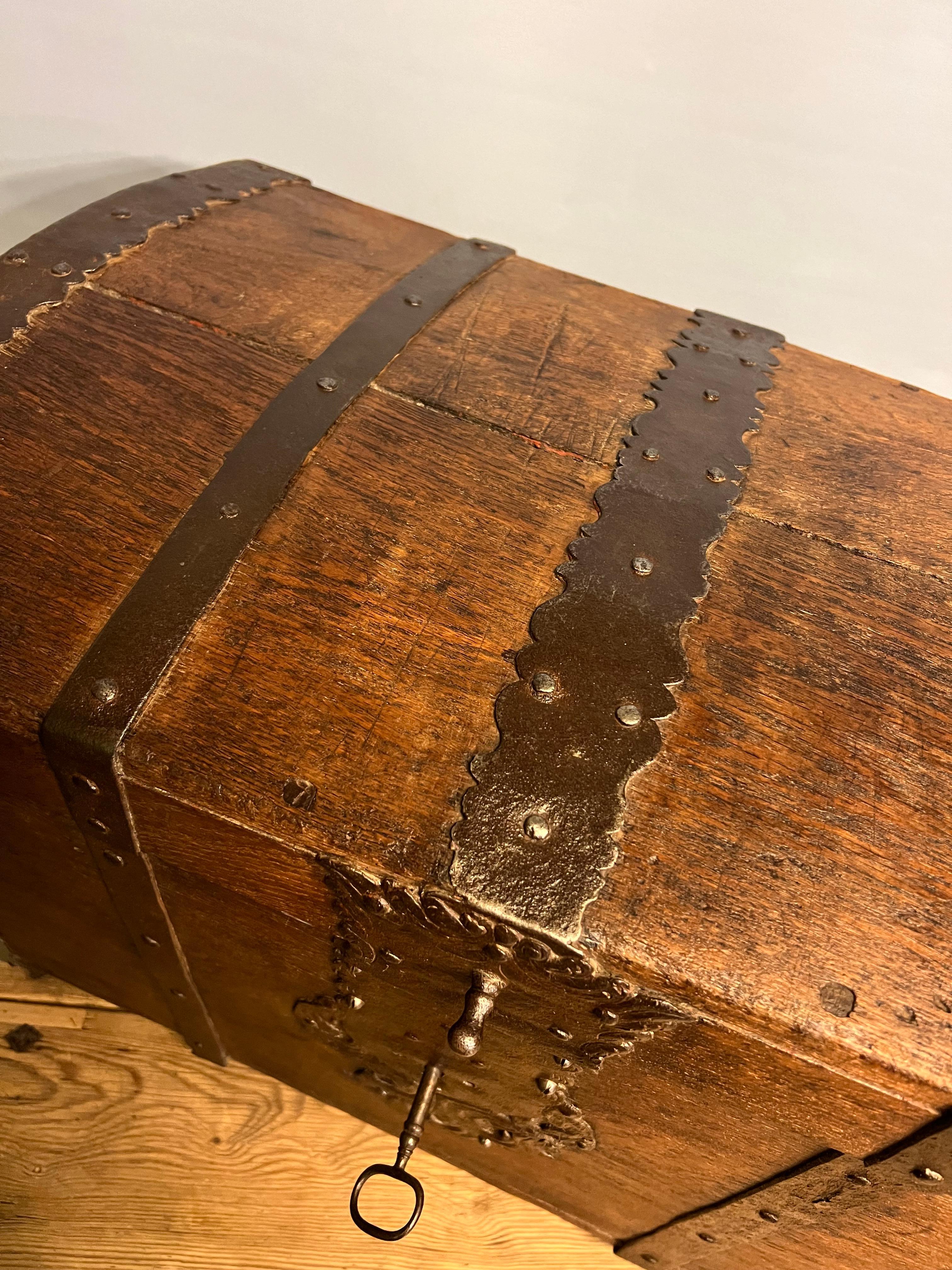 16/1700s Primitive Antike Truhe / Treasure Chest, Rustikal, Eiche, Wabi Sabi (Eisen) im Angebot