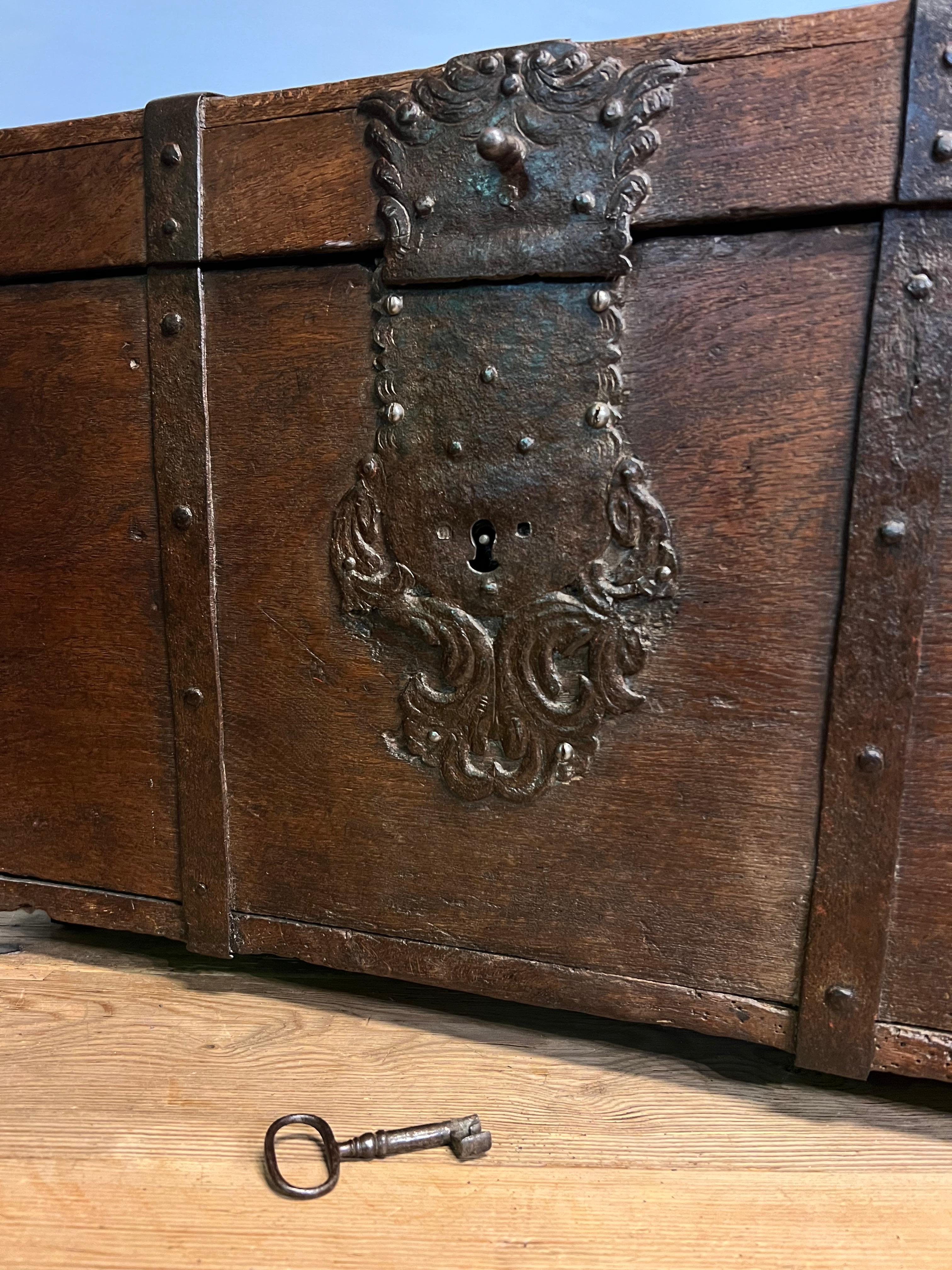 16/1700s Primitive Antike Truhe / Treasure Chest, Rustikal, Eiche, Wabi Sabi im Angebot 1