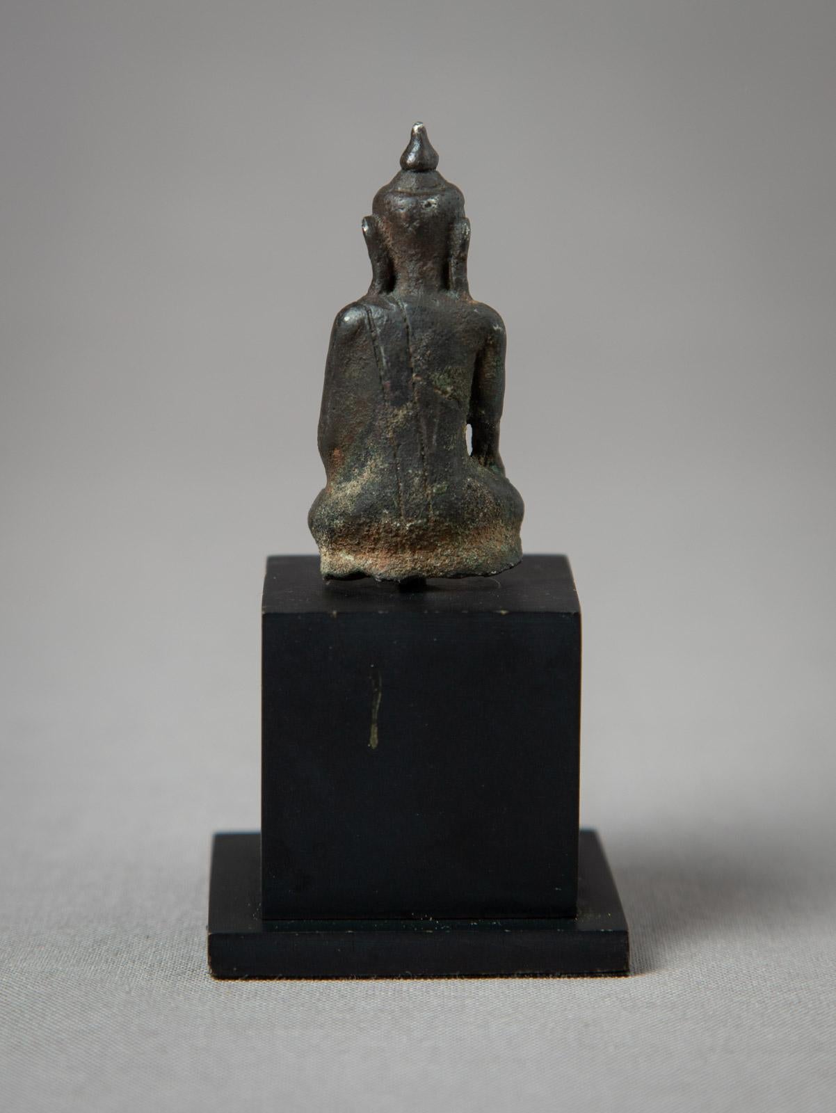 Antique bronze Burmese Buddha statue
Material : bronze
9,1 cm high
4,6 cm wide and 4,6 cm deep
The sizes are measured including the base
Ava style
Bhumisparsha mudra
16-17th century
Weight: 70 grams
Originating from Burma
Nr: 3827-16