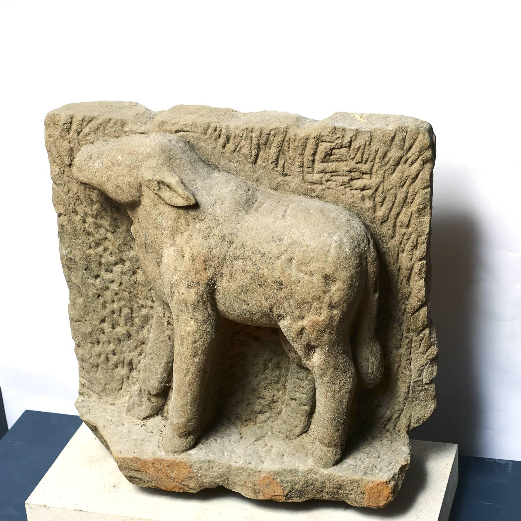 Burmesische geschnitzte Sandstein-Skulptur einer Kuh aus dem 16.-17. Jahrhundert (Volkskunst) im Angebot