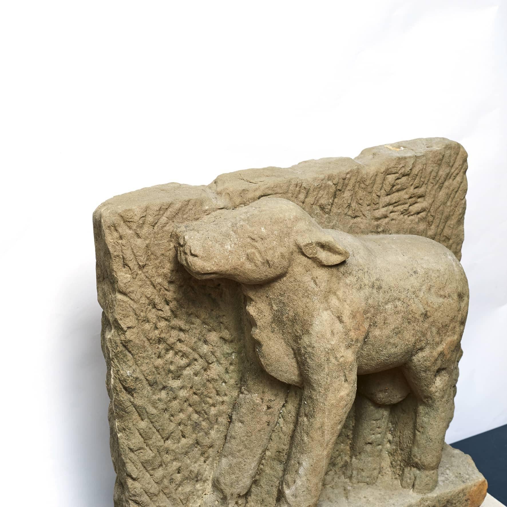Burmesische geschnitzte Sandstein-Skulptur einer Kuh aus dem 16.-17. Jahrhundert (Handgefertigt) im Angebot