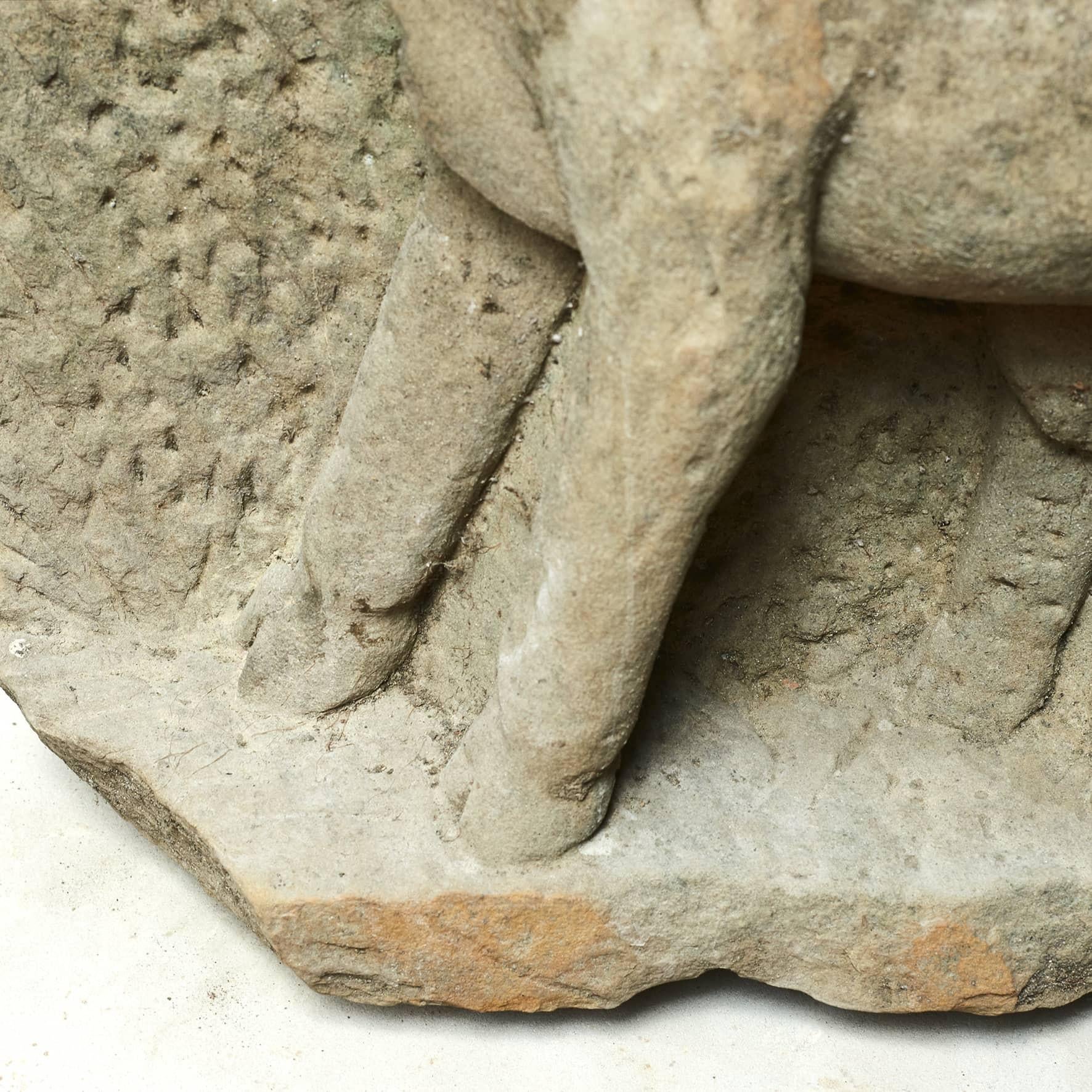 Burmesische geschnitzte Sandstein-Skulptur einer Kuh aus dem 16.-17. Jahrhundert im Zustand „Gut“ im Angebot in Kastrup, DK