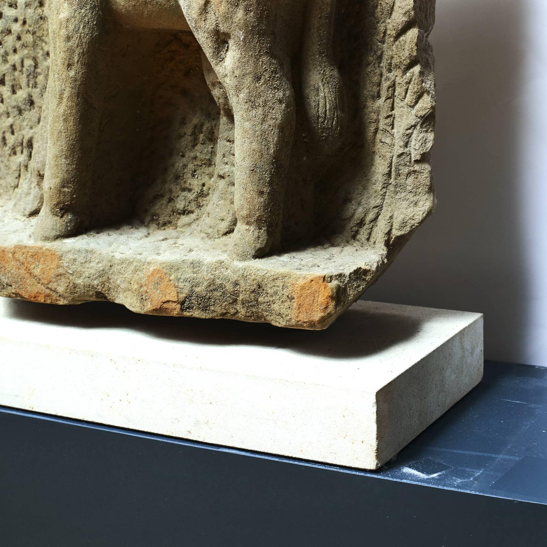Burmesische geschnitzte Sandstein-Skulptur einer Kuh aus dem 16.-17. Jahrhundert (18. Jahrhundert und früher) im Angebot