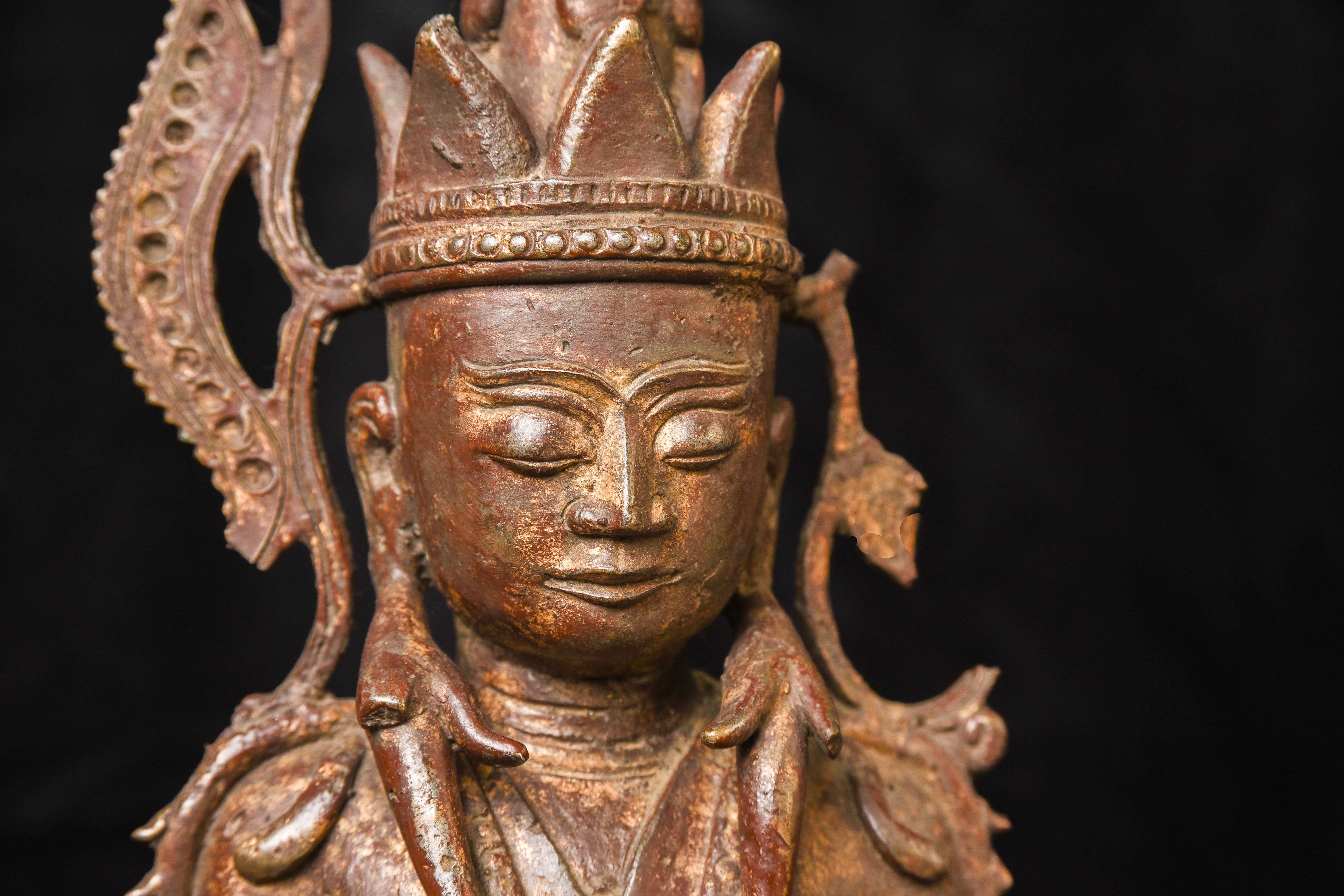 Buddha birmano in piedi 