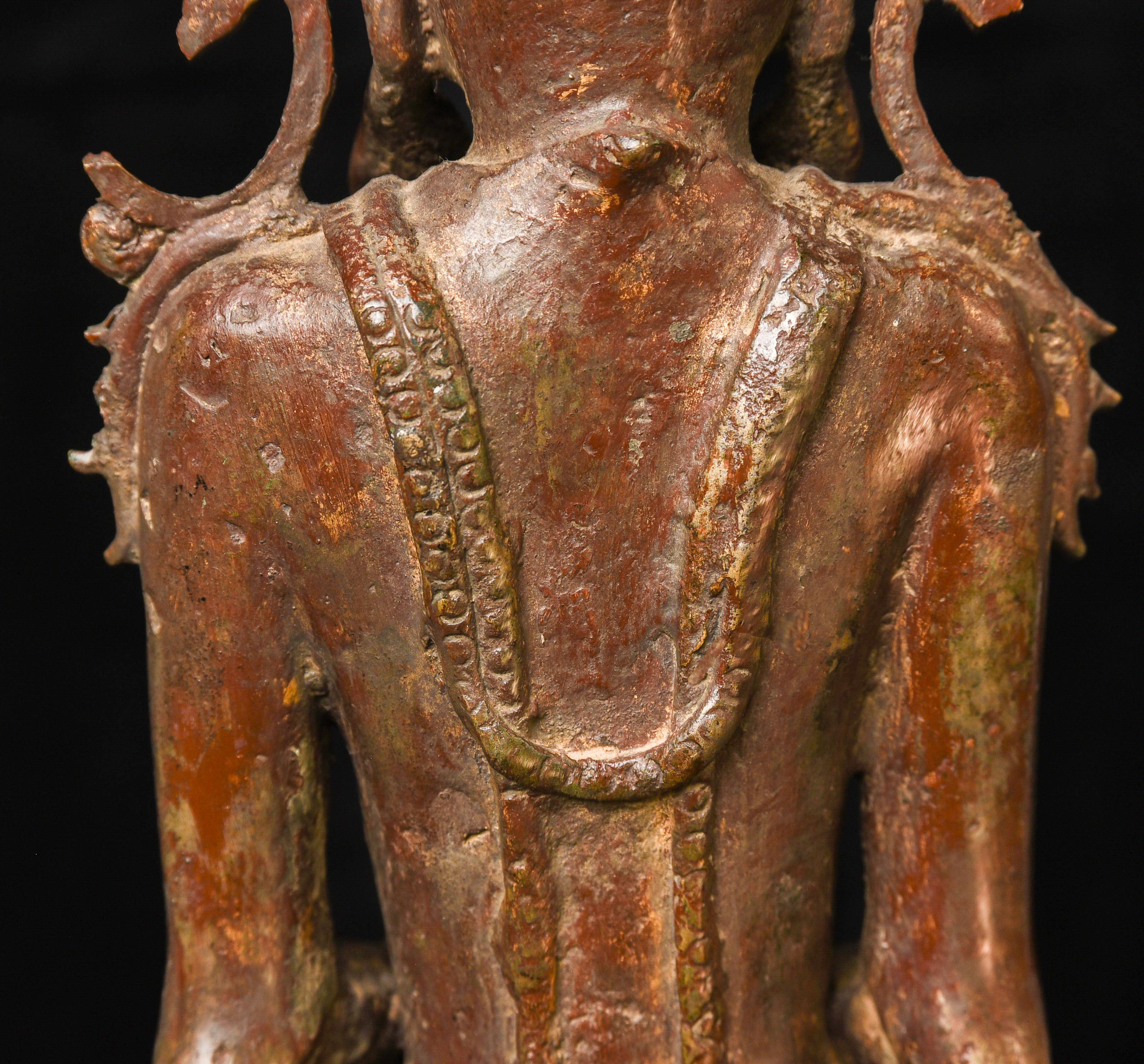 Buddha birmano in piedi 