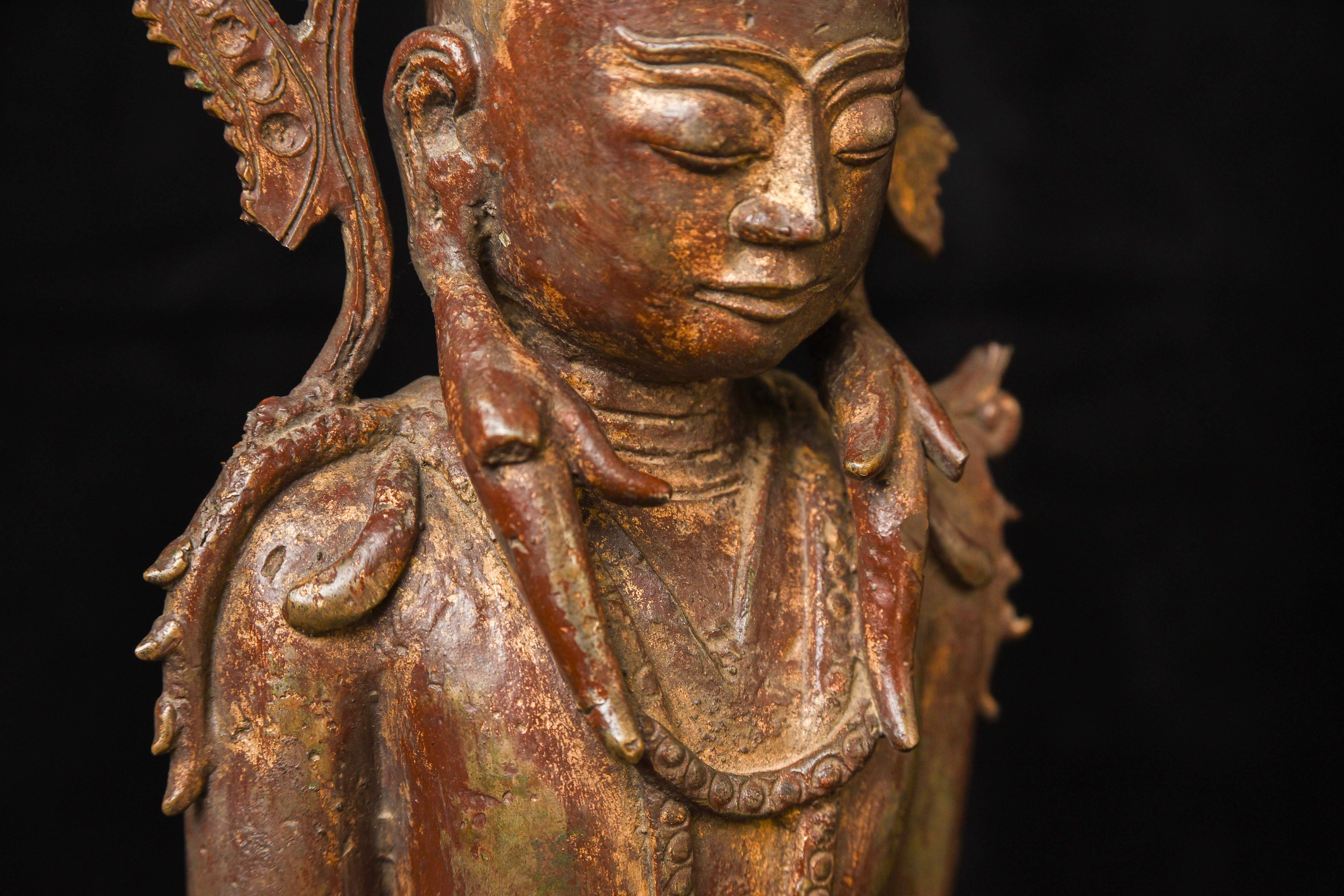 Buddha birmano in piedi 