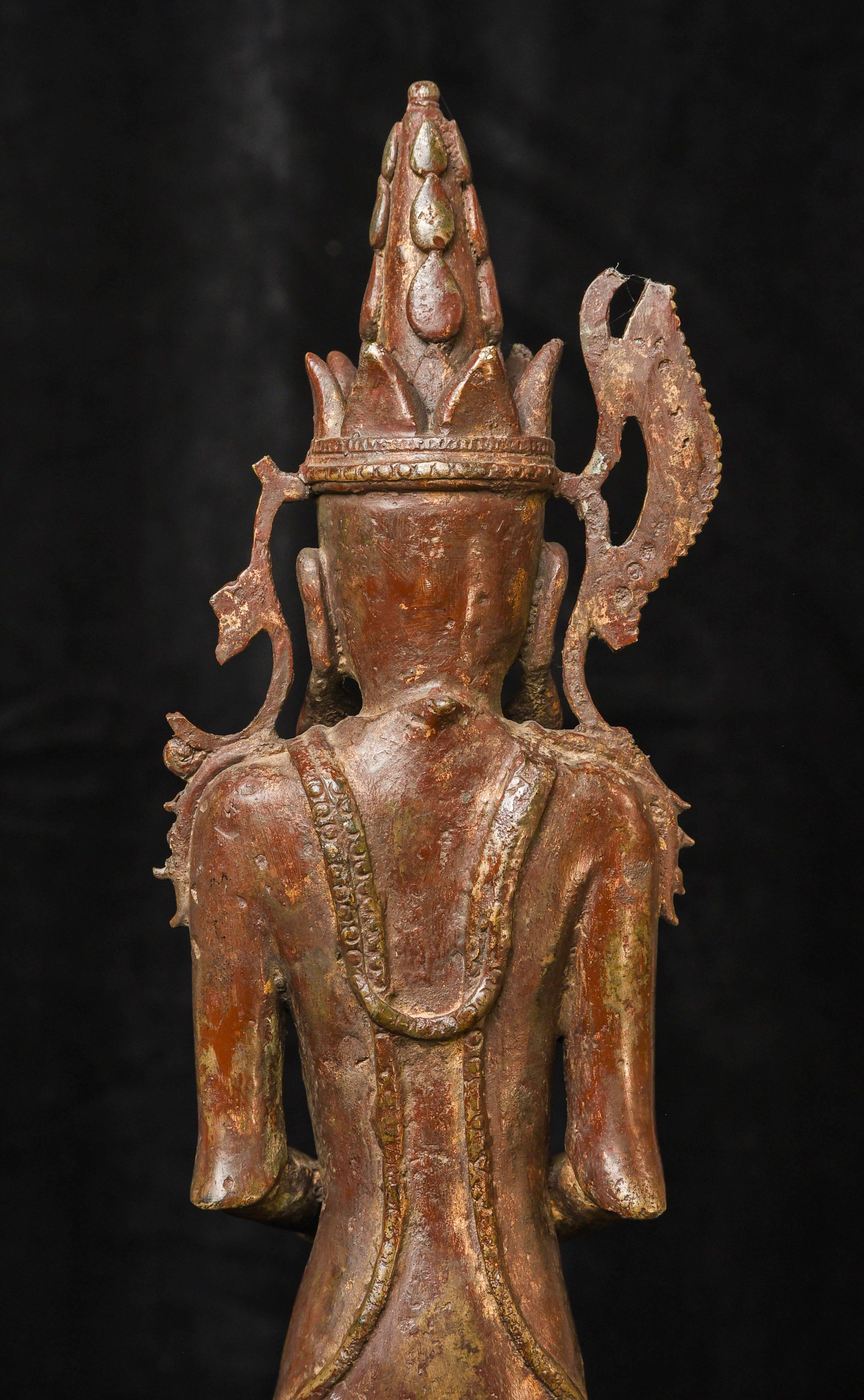 Buddha birmano in piedi 