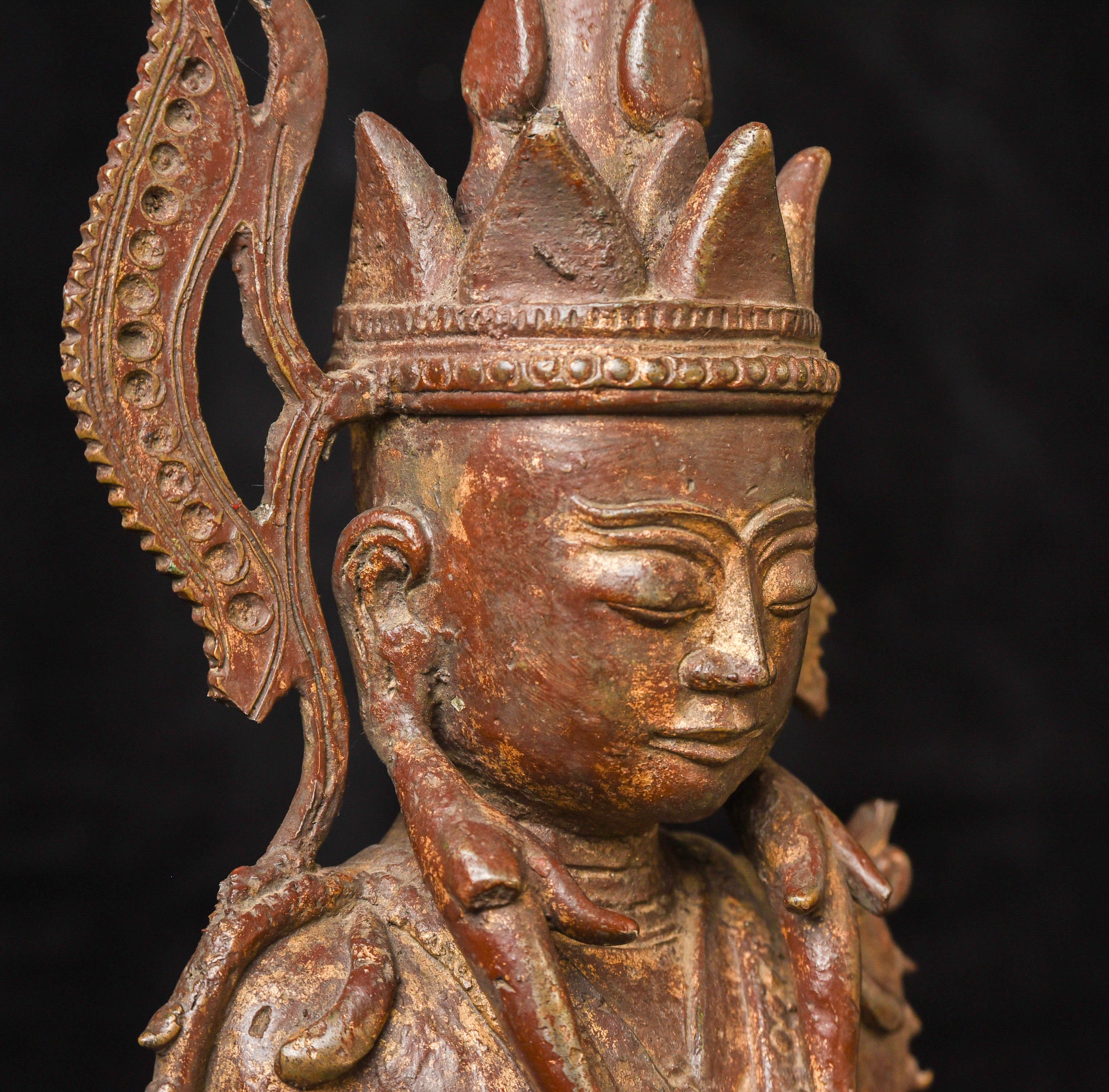 Buddha birmano in piedi 