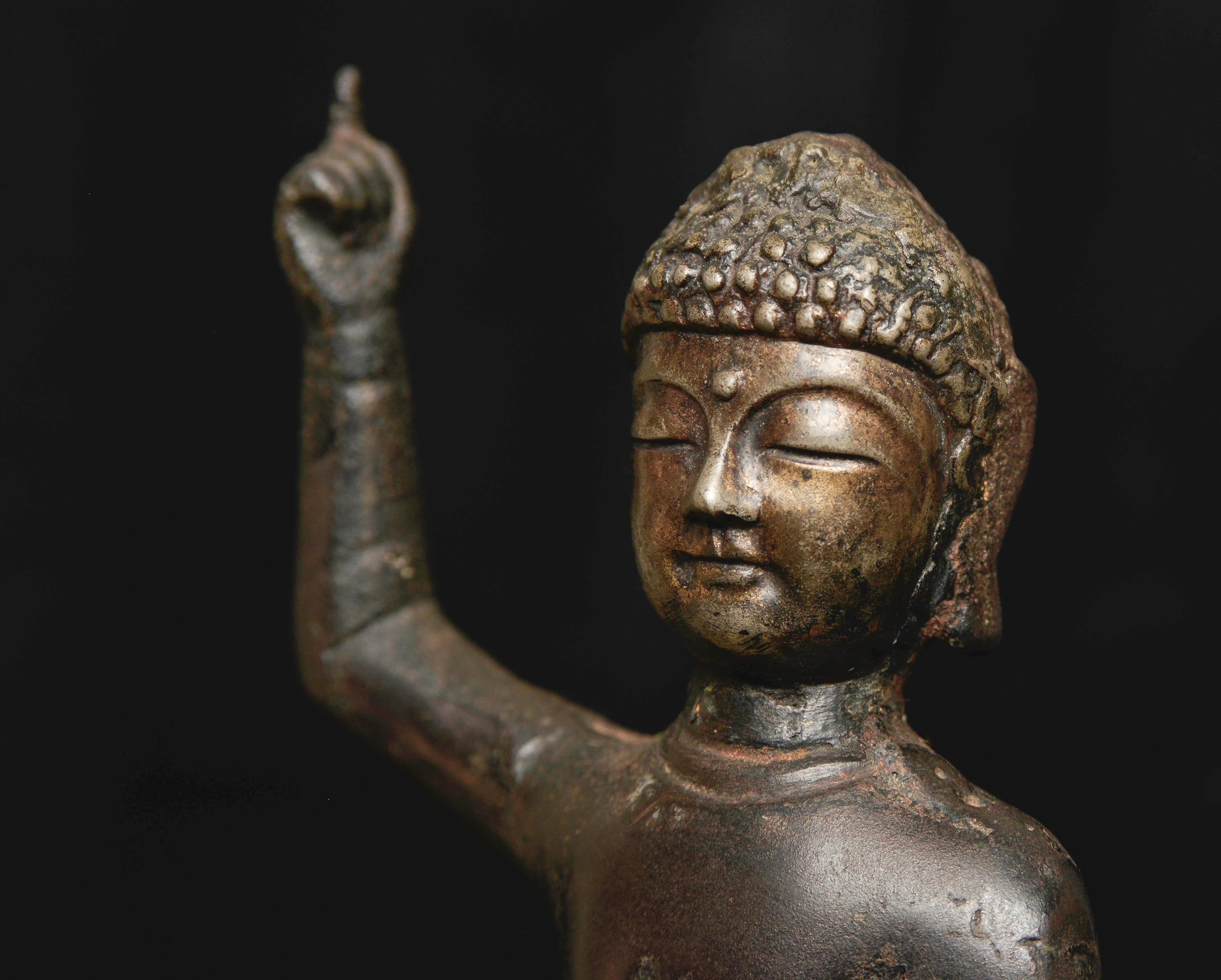 Bouddha coréen du 16/17e siècle pointant vers le ciel et la terre. en vente 4