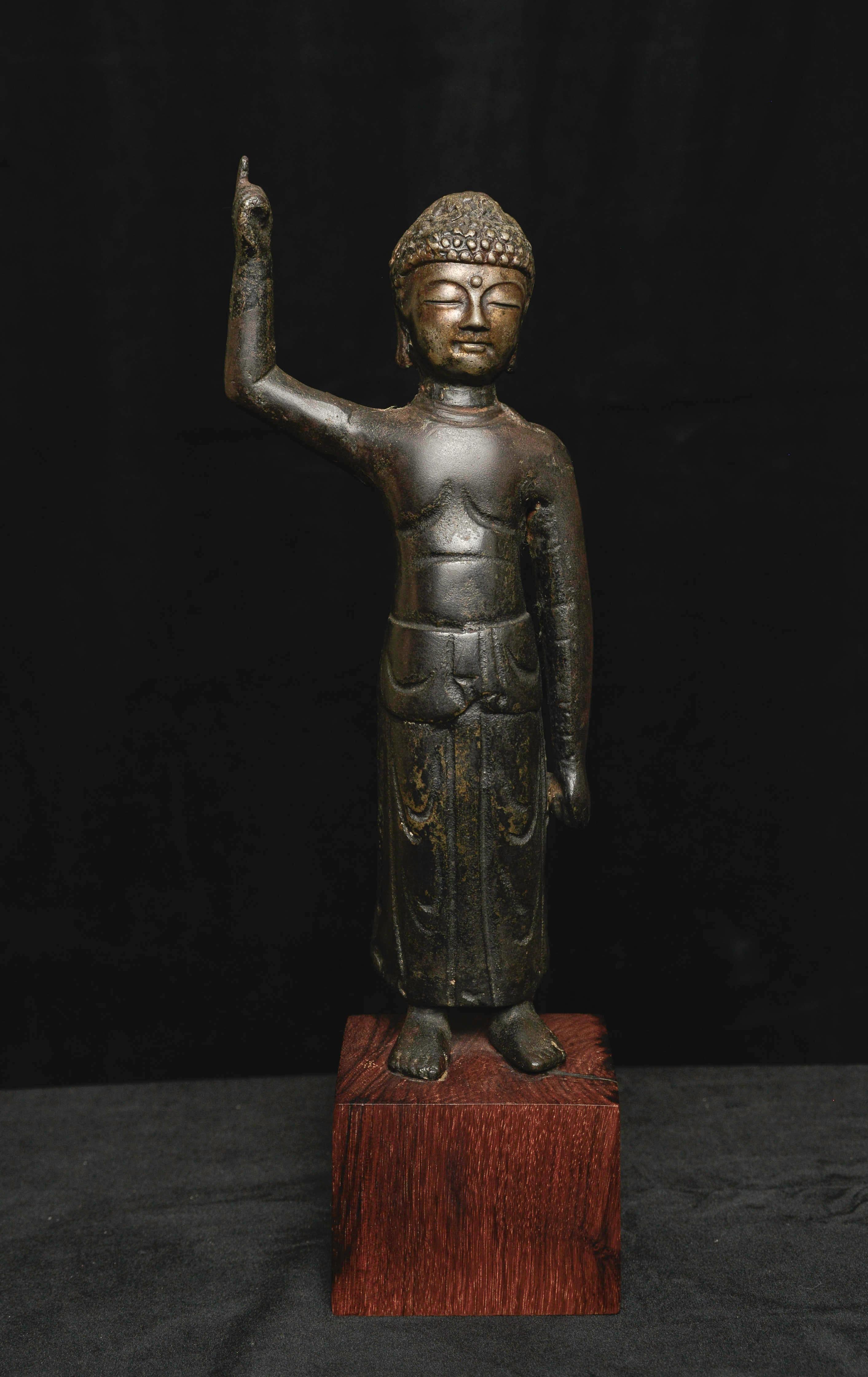Bouddha coréen du 16/17e siècle pointant vers le ciel et la terre. Il est daté du 16ème siècle. Grand état seul problème d'état est la perte d'un index, ce qui est commun pour cette forme de bouddha bébé. La taille est assez importante avec 11,75