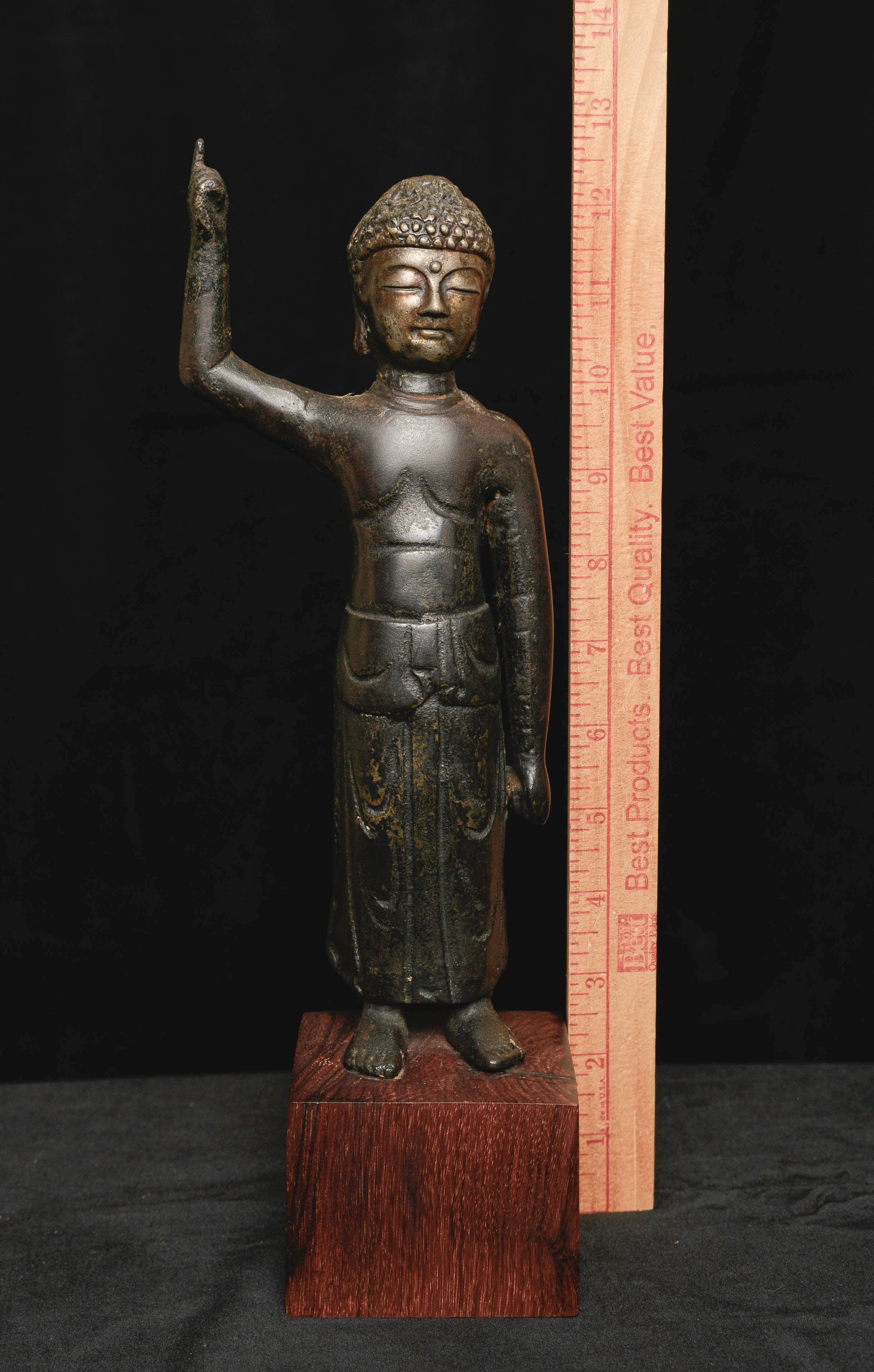 16/17. Jh. Koreanischer Baby-Buddha, der auf Himmel und Erde zeigt. (Gegossen) im Angebot