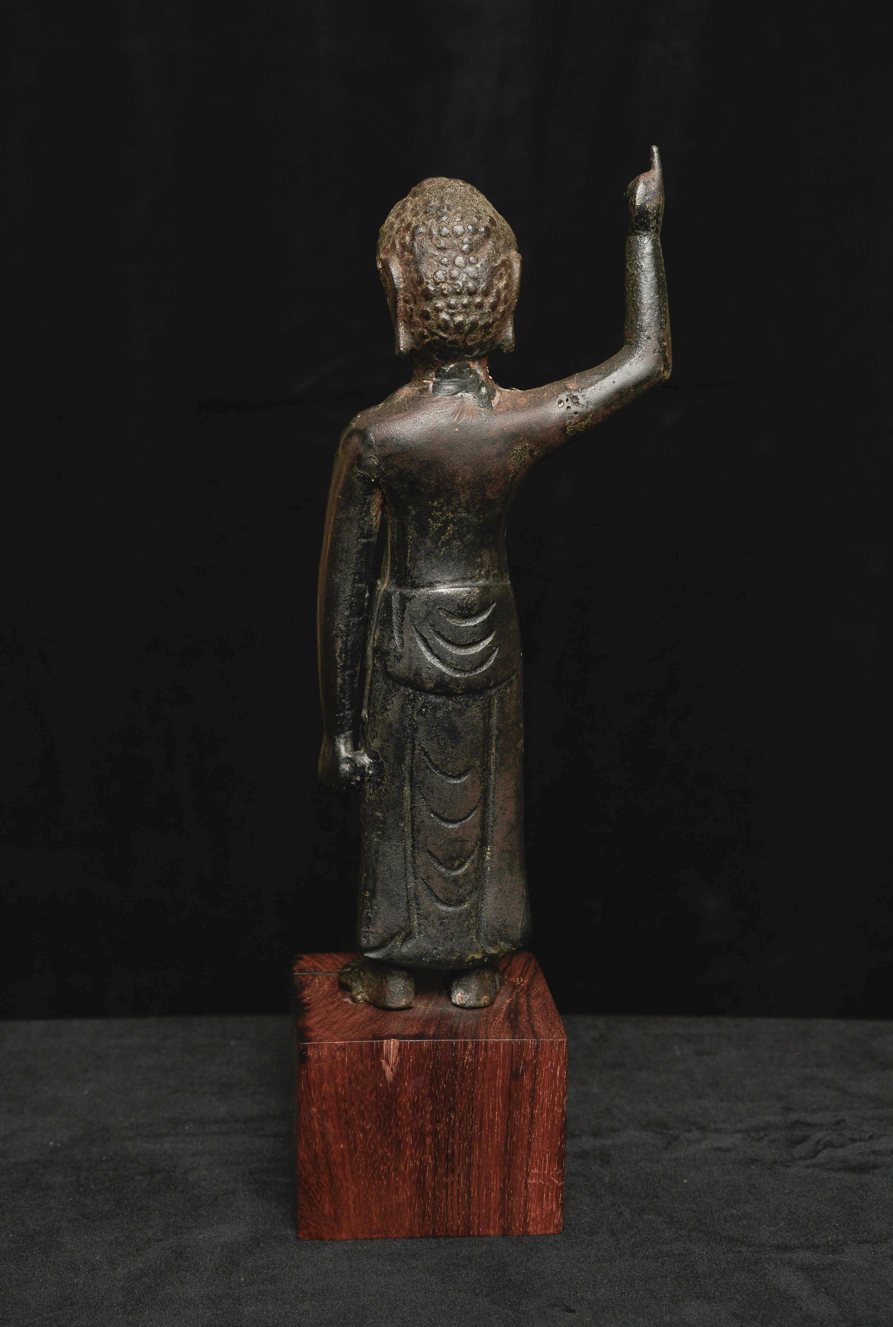 16/17. Jh. Koreanischer Baby-Buddha, der auf Himmel und Erde zeigt. (Eisen) im Angebot